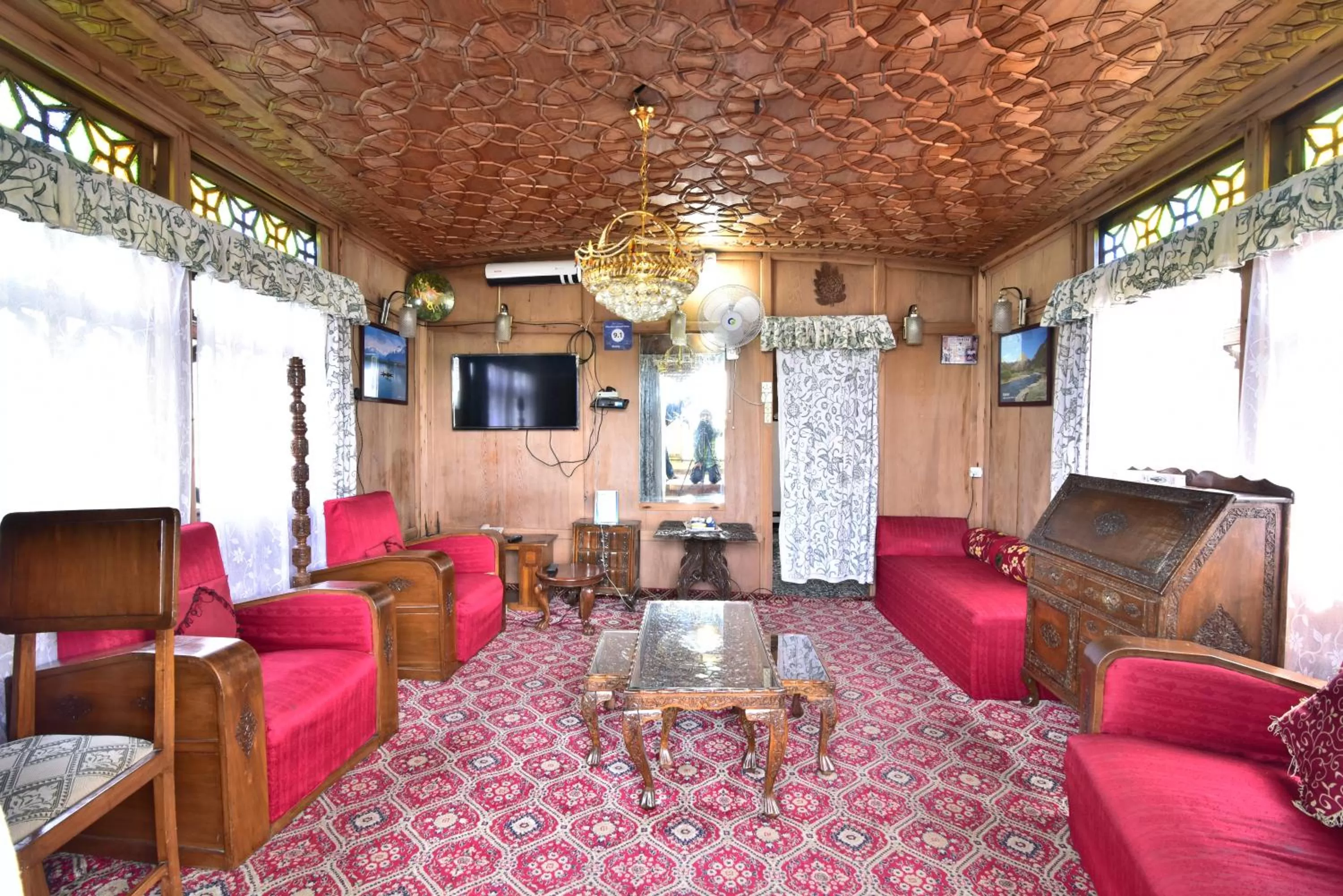 Living room in Houseboat Zaindari Palace