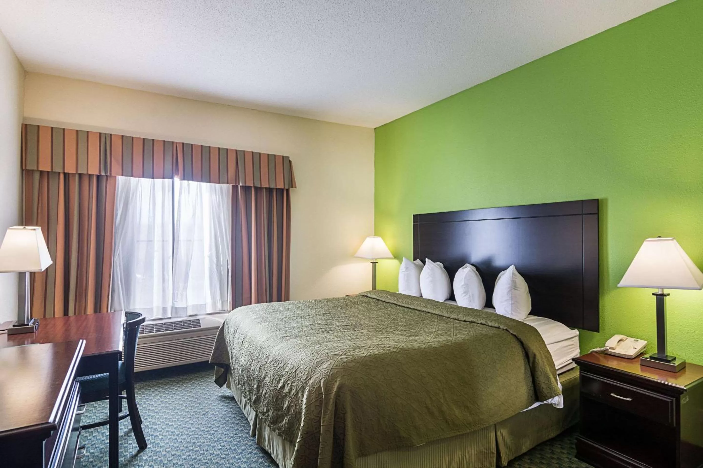 Photo of the whole room, Bed in Quality Inn & Suites Harvey - Chicago Southland