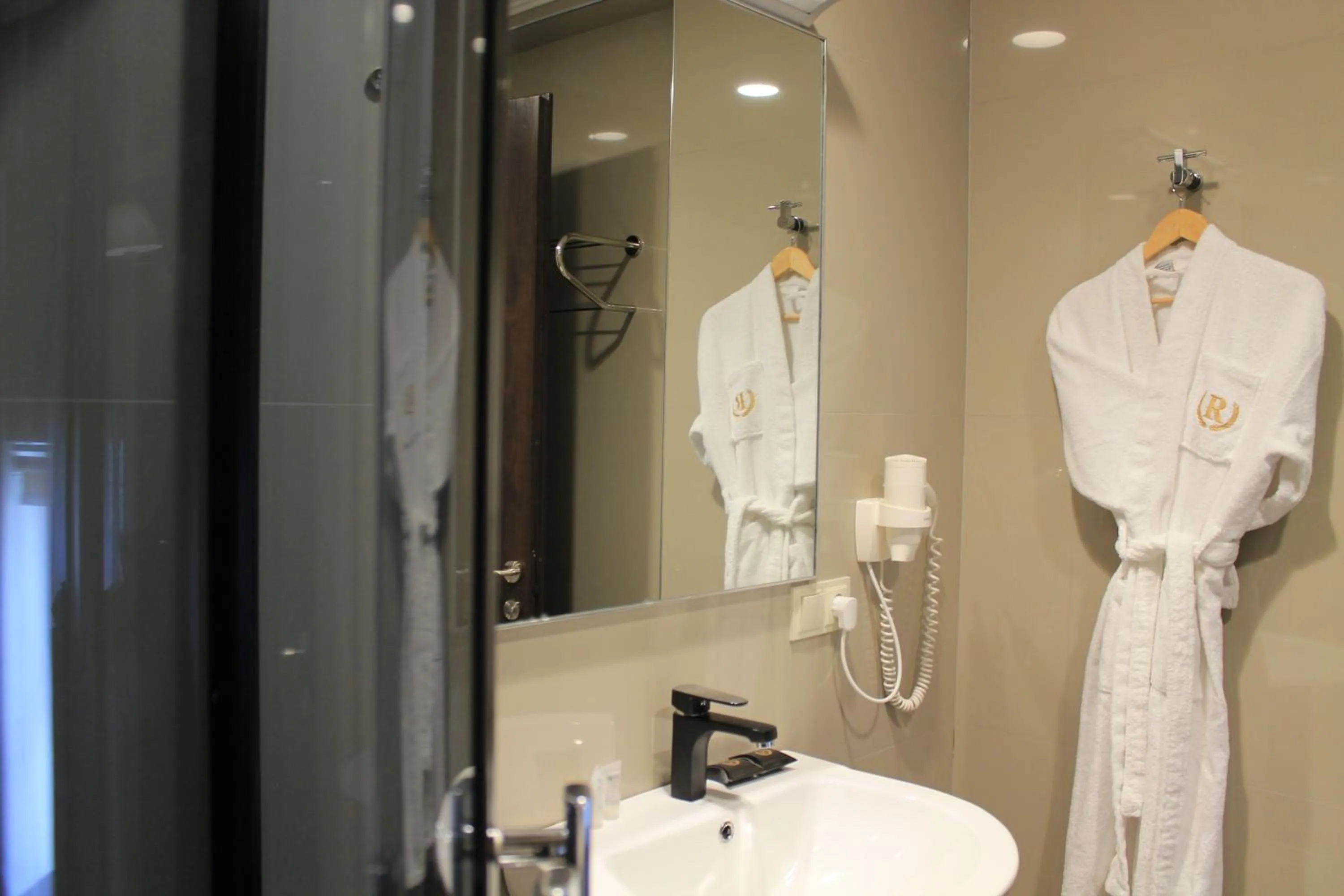 Shower in Redline Hotel