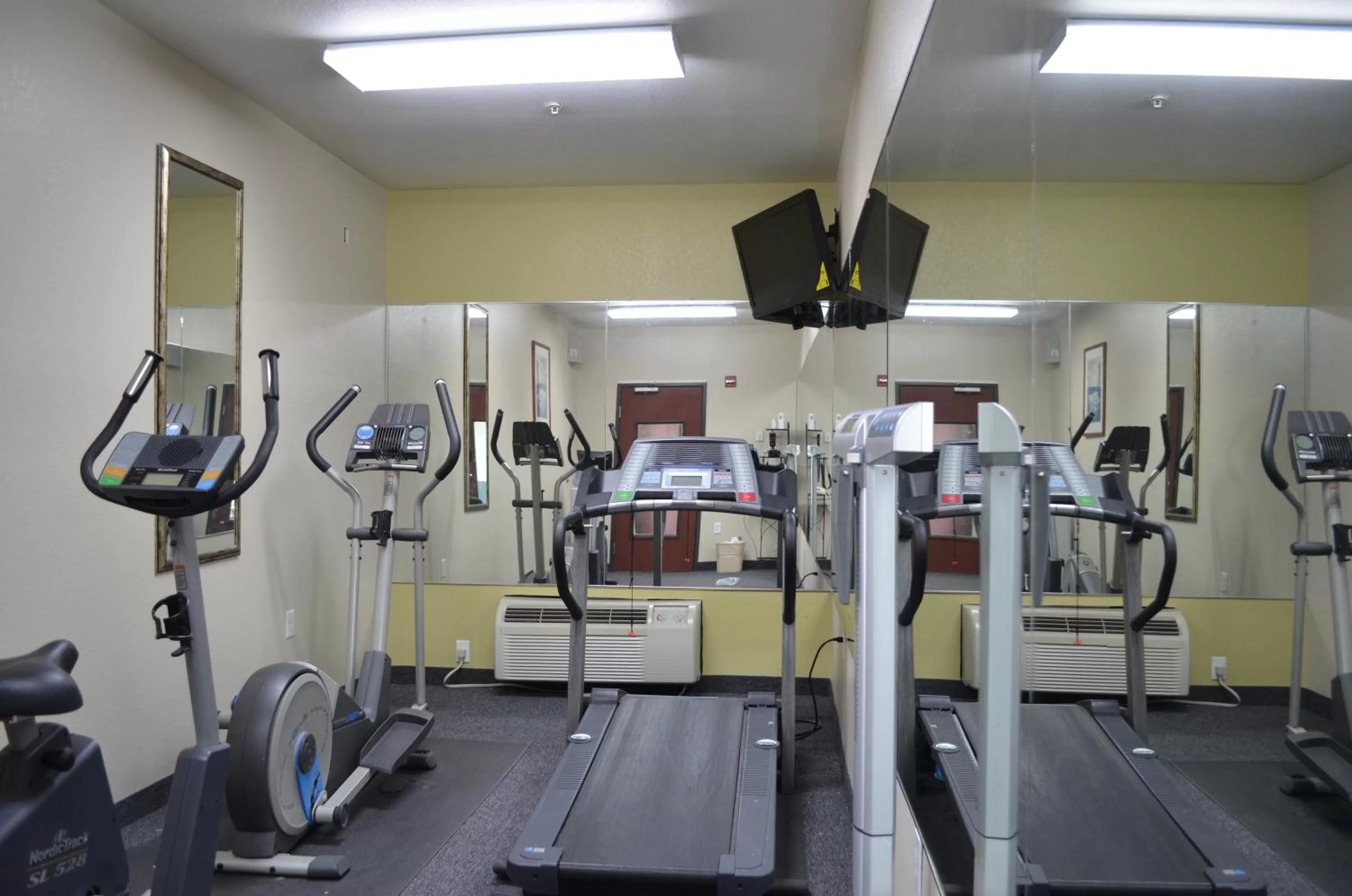 Fitness centre/facilities in Super 8 by Wyndham Irving/DFW Apt/North