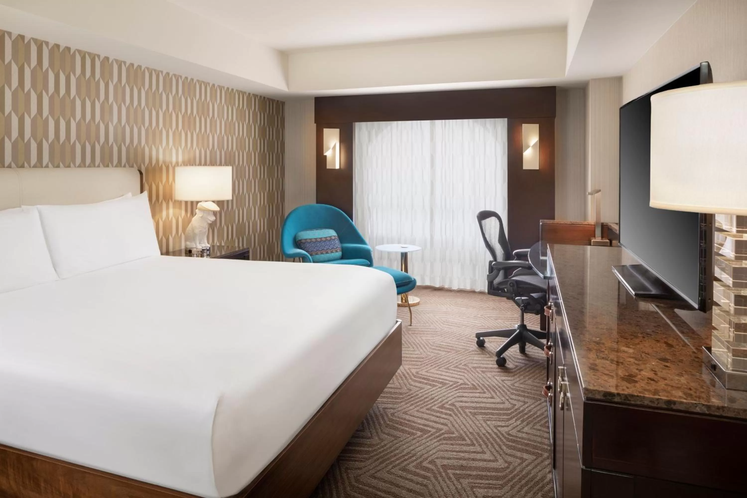 Photo of the whole room, Bed in Renaissance Phoenix Downtown Hotel