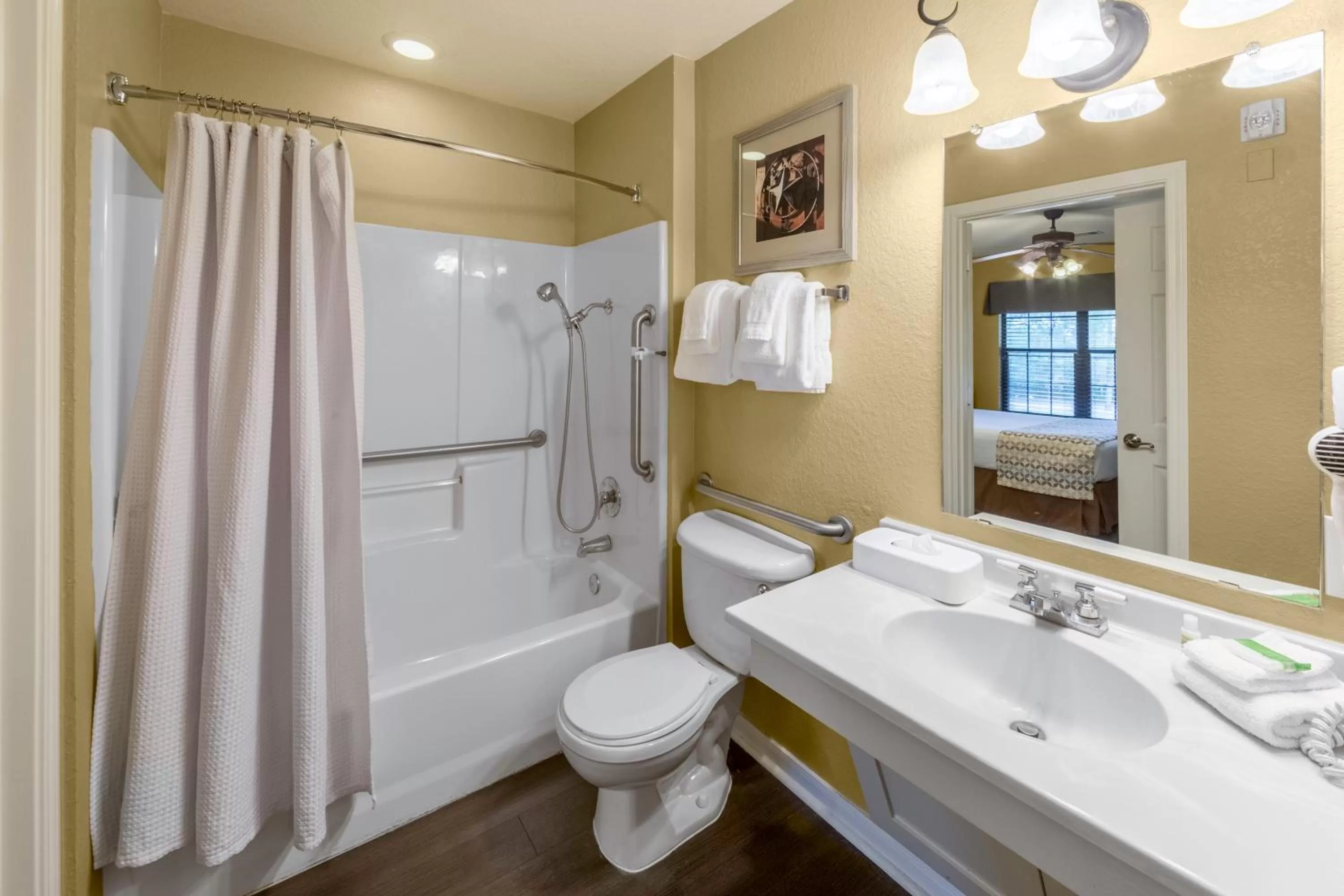 Bathroom, Bed in Holiday Inn Club Vacations Piney Shores Resort at Lake Conroe