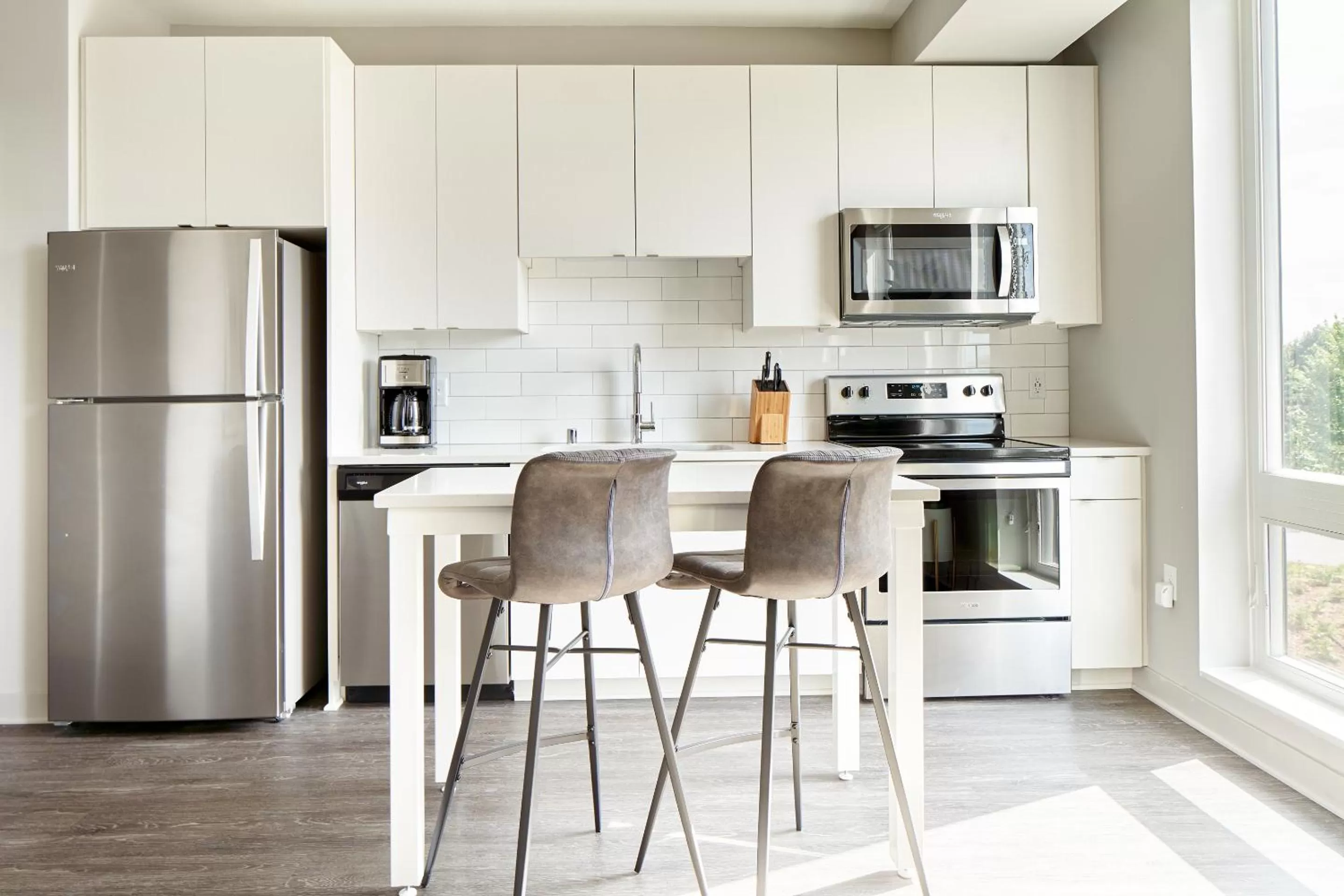 Living room, Kitchen/Kitchenette in Sonder at LUNA