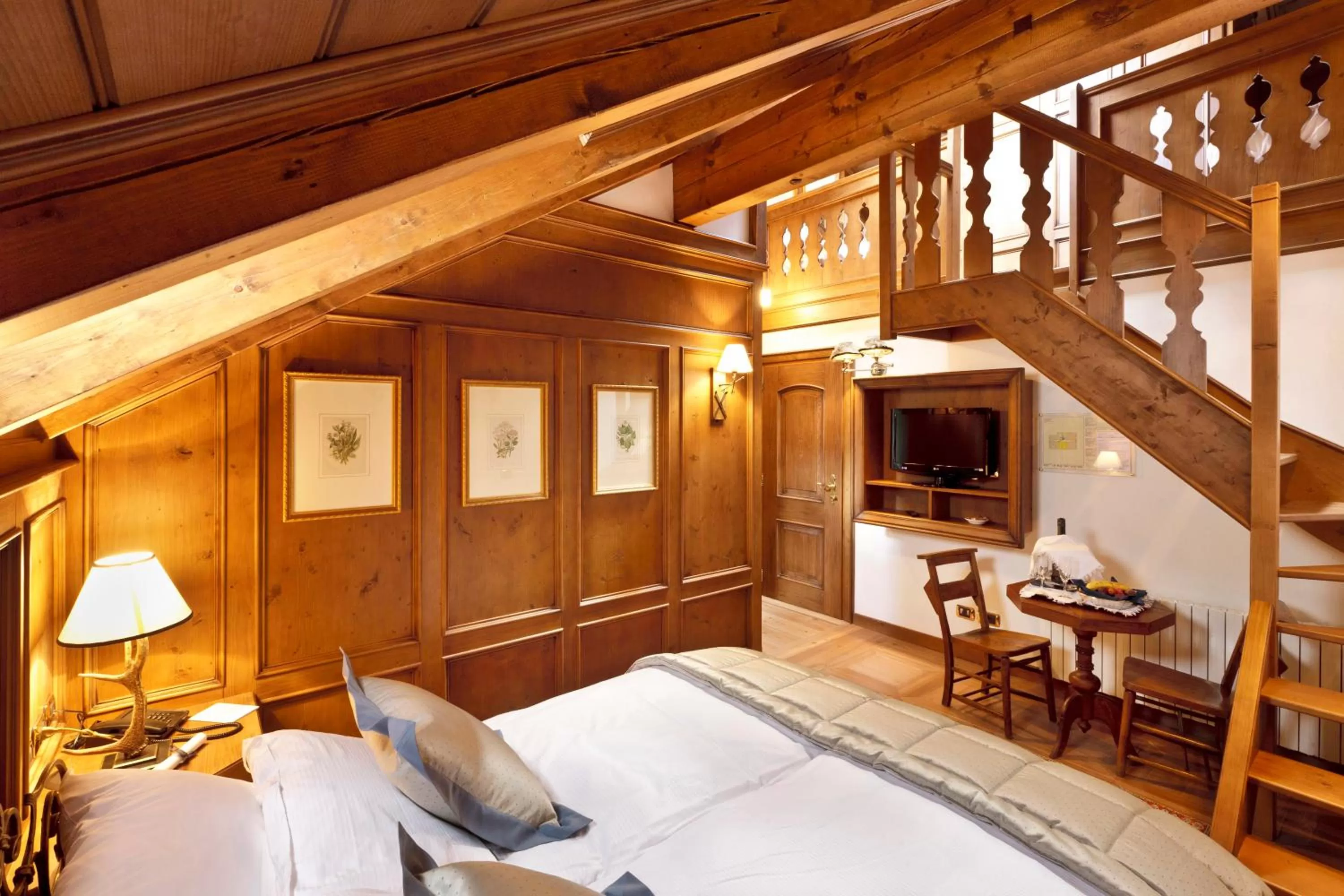 Photo of the whole room, Bed in Ambra Cortina Luxury&Fashion Hotel