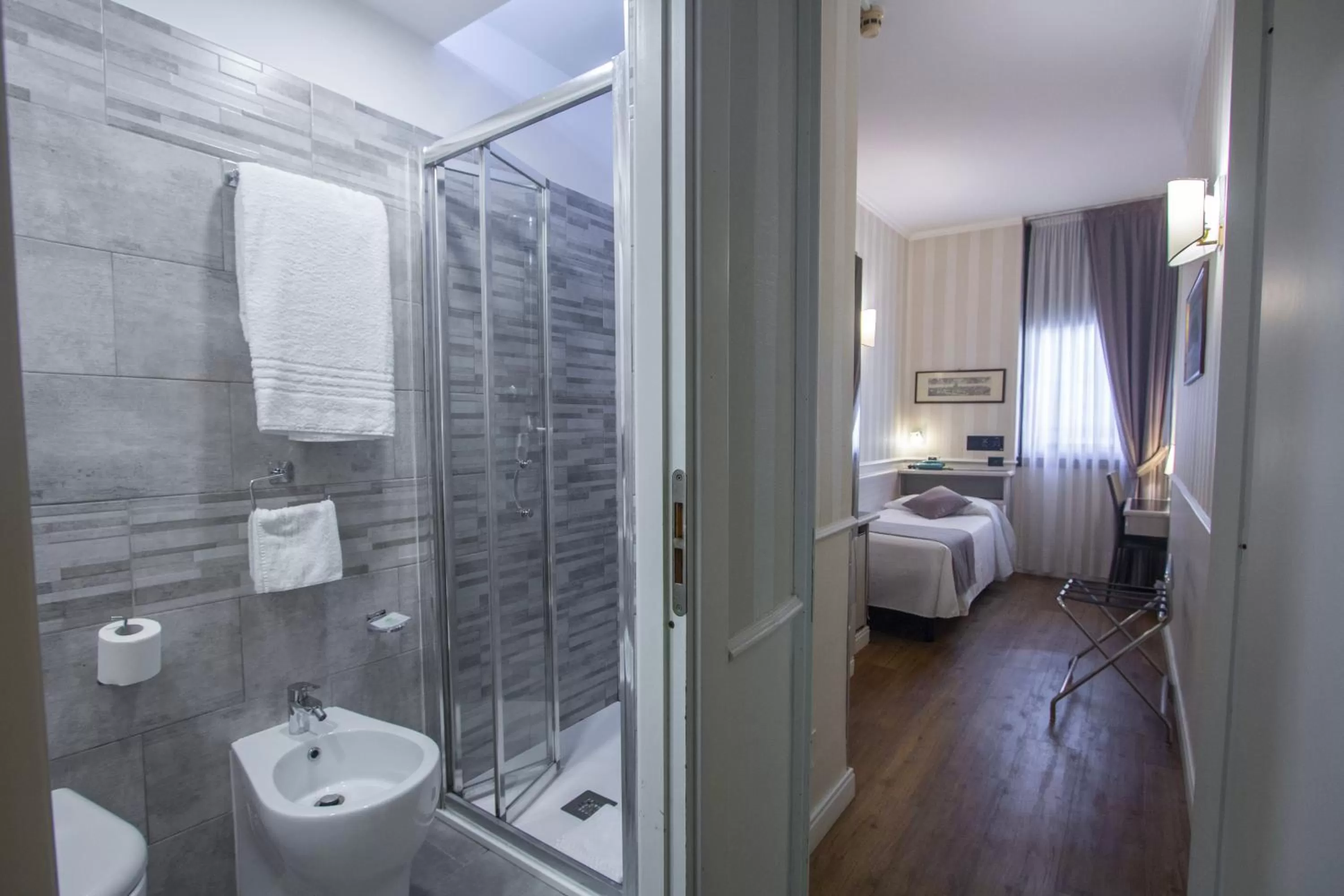 Bathroom, Bed in Hotel Flora