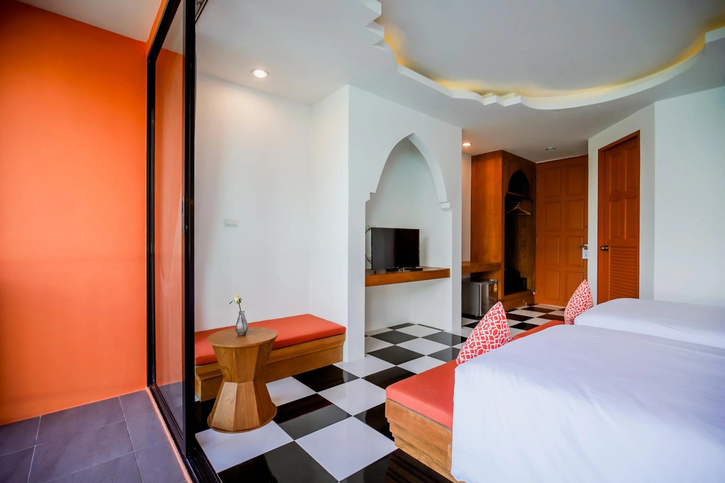 Photo of the whole room, Bed in Khaleej Mass Hotel Patong