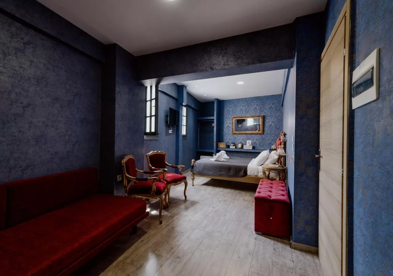 Property building, Bed in ROH Suites