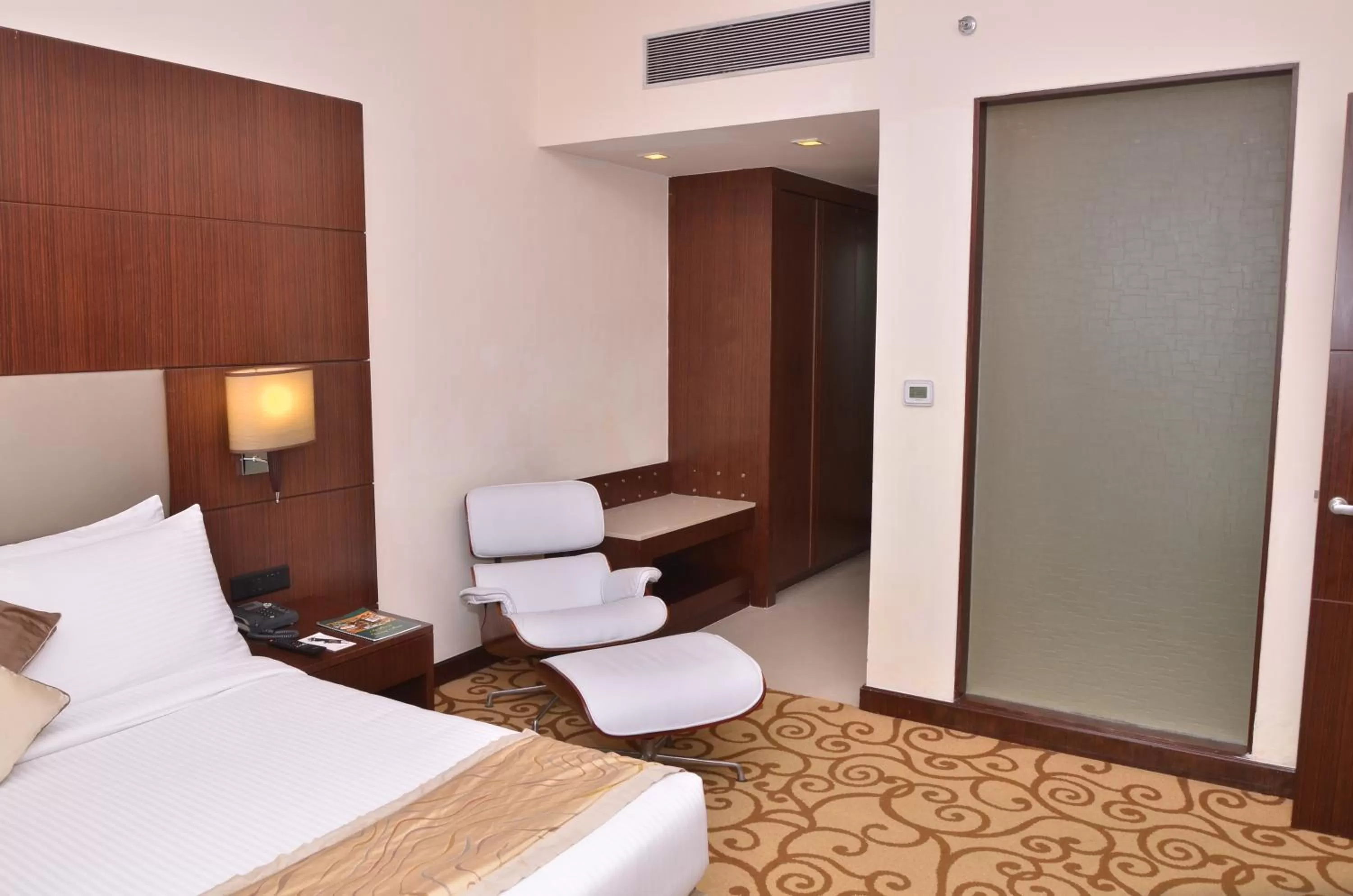 Bed in Country Inn & Suites By Radisson, Sahibabad