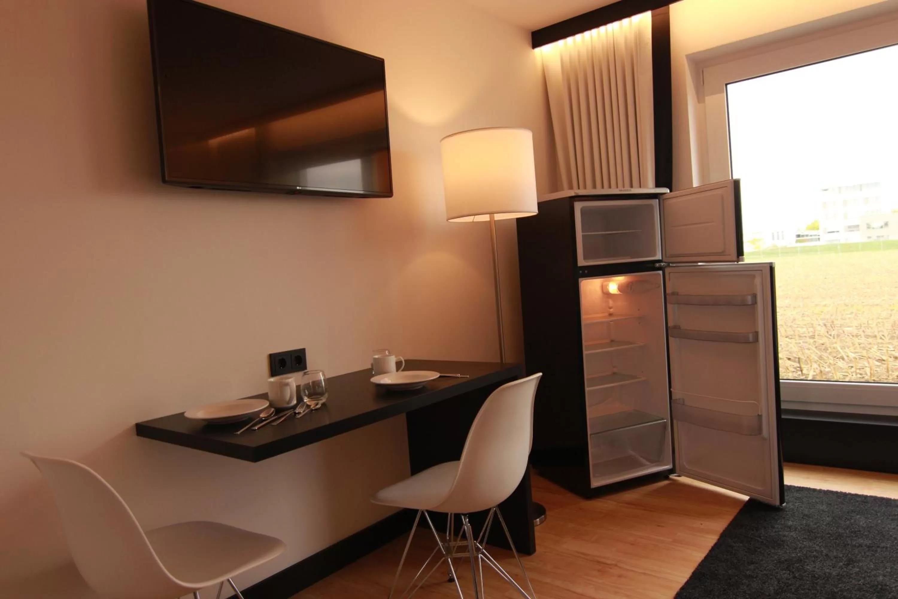 Dining area, TV/Entertainment Center in LH Hotel by WMM Hotels