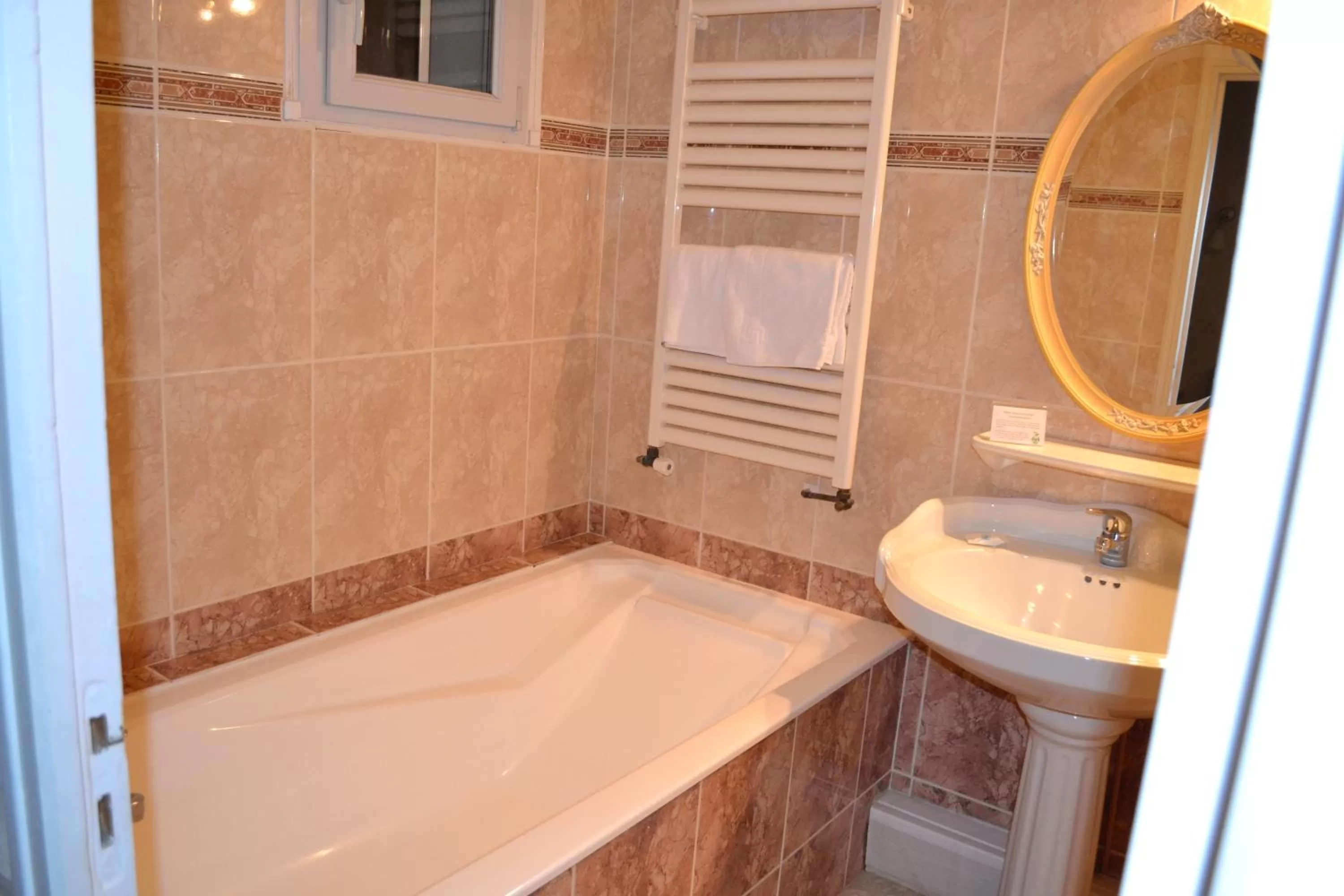 Bathroom in Hôtel Le Castel