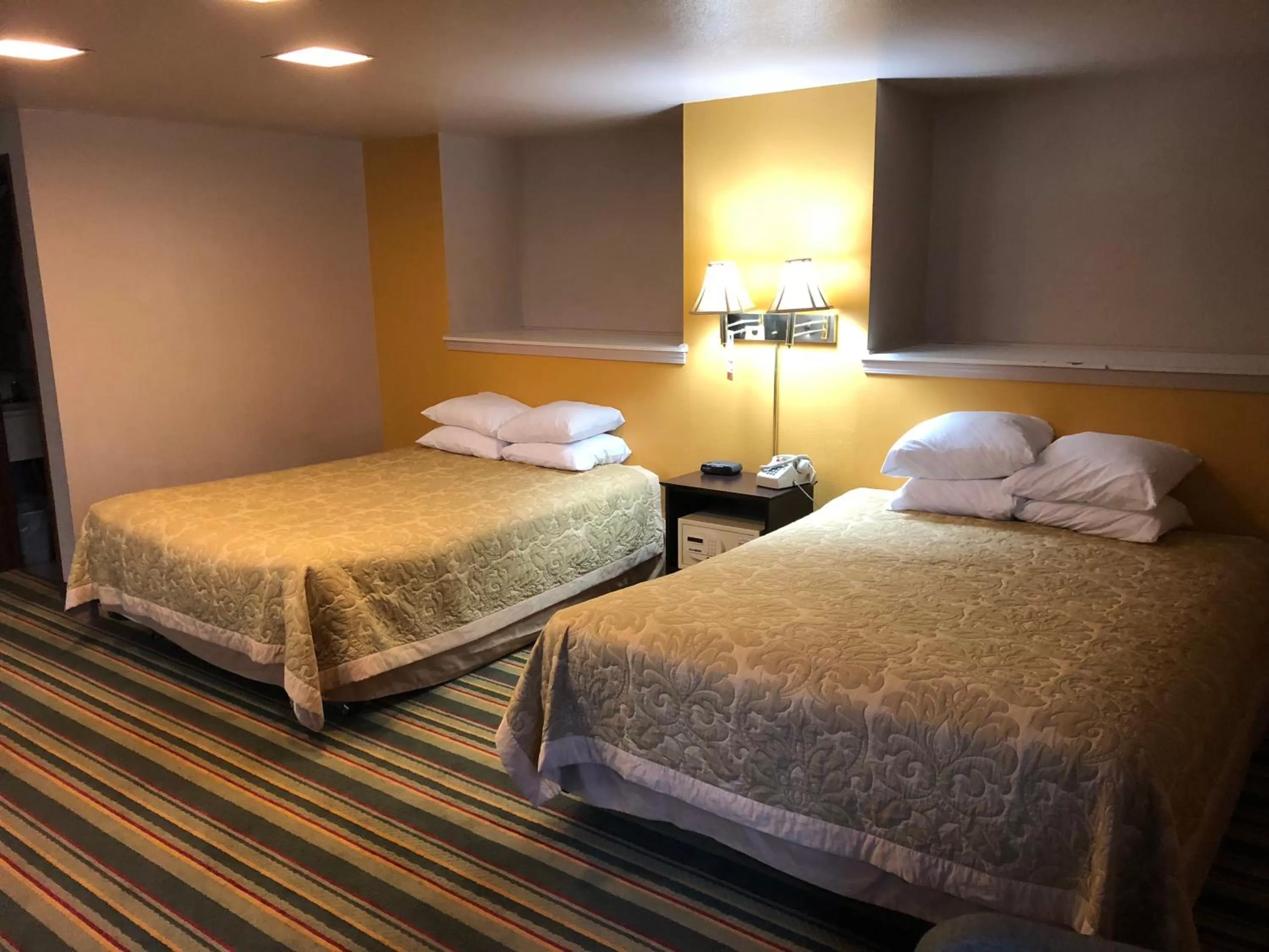 Bedroom, Bed in Super 8 by Wyndham Coeur d'Alene