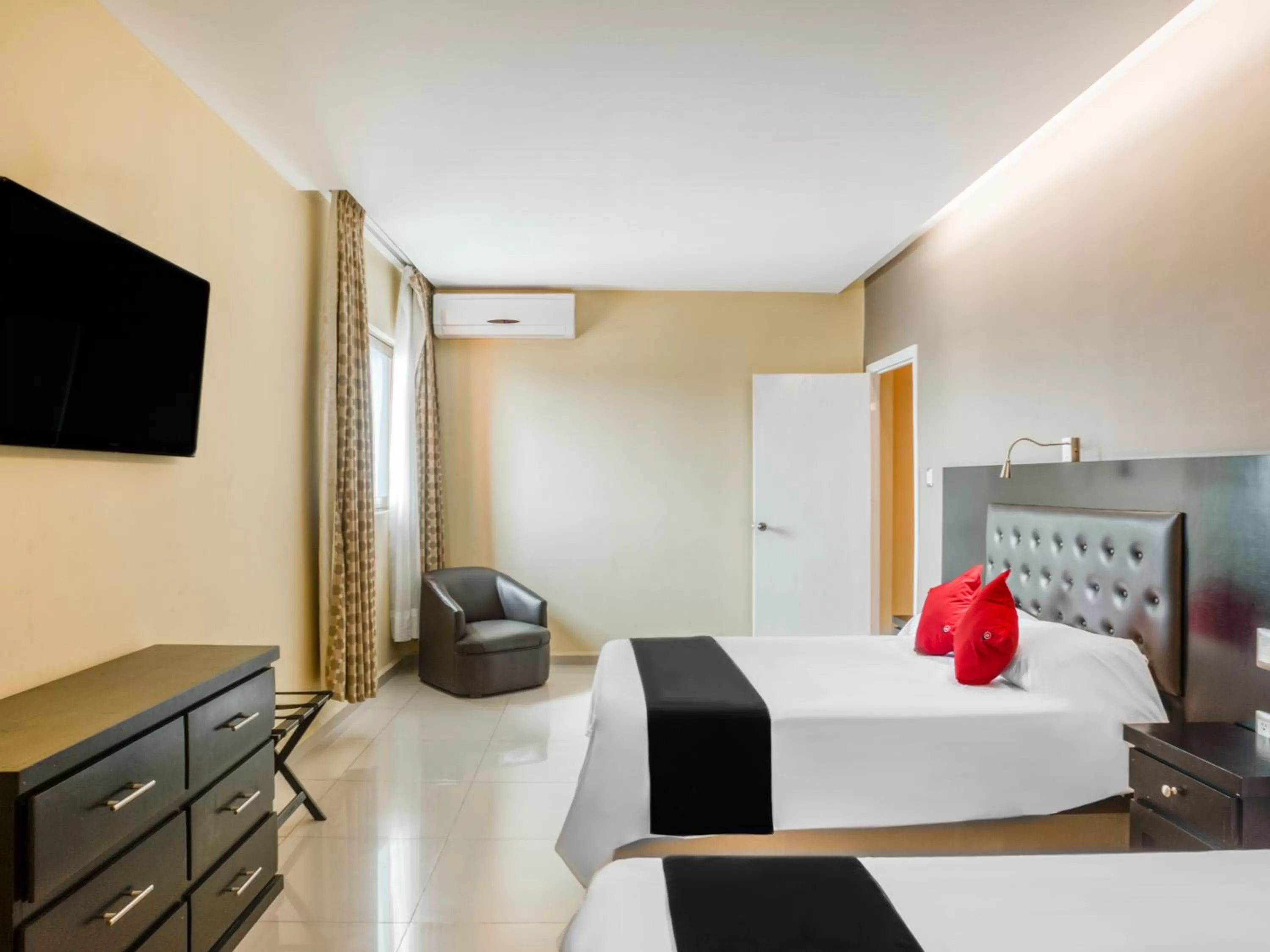 TV and multimedia, Bed in Veracruz Suites Hotel