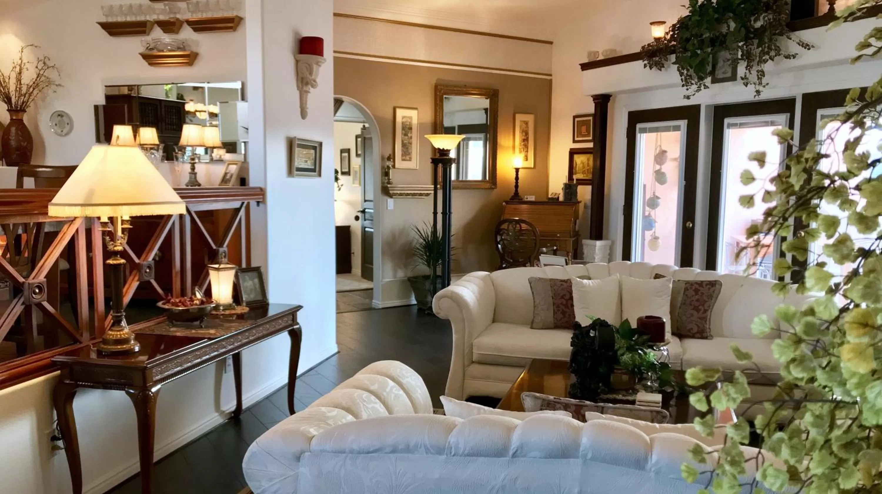 Communal lounge/ TV room in Dreamkatchers Lake Powell Bed & Breakfast