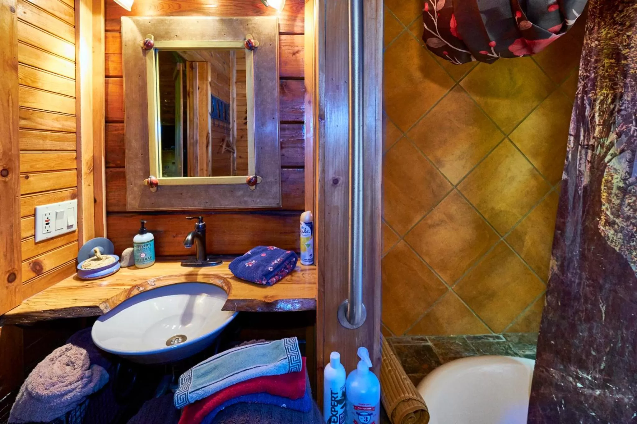 Bathroom in Creekwalk Inn Bed and Breakfast with Cabins