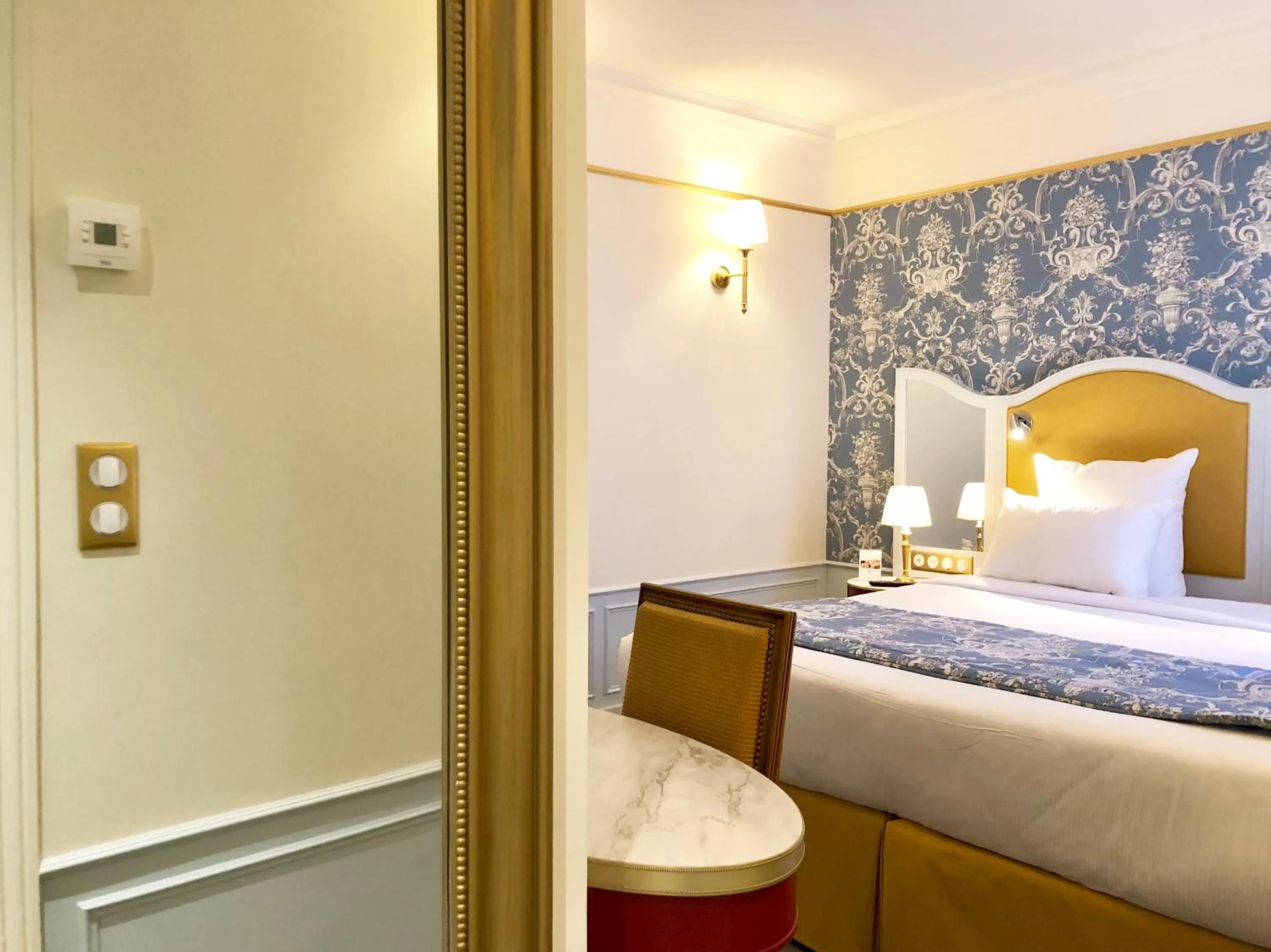 Photo of the whole room, Bed in Hôtel Mayfair Paris
