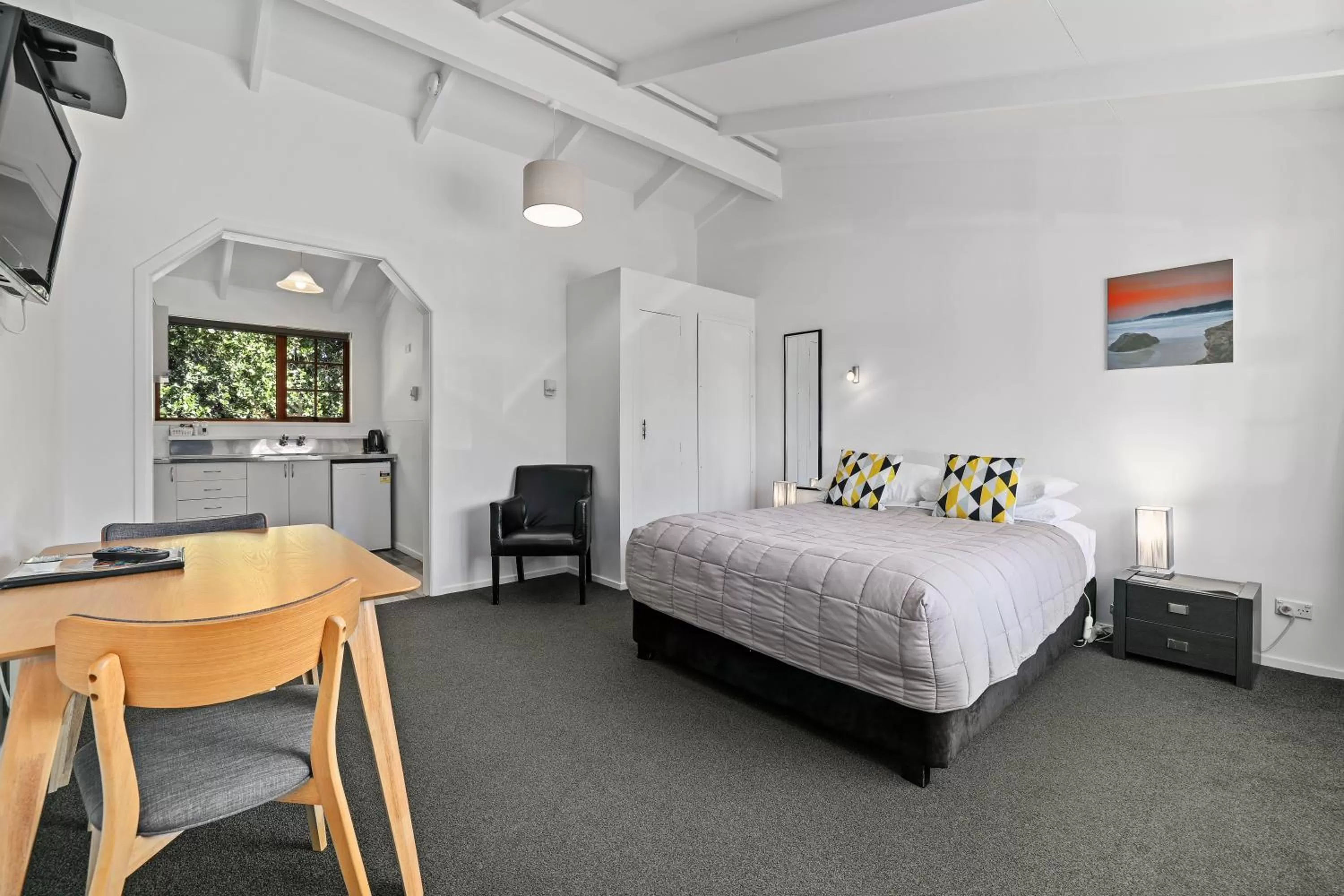 Photo of the whole room, Bed in Colonial Lodge Motel