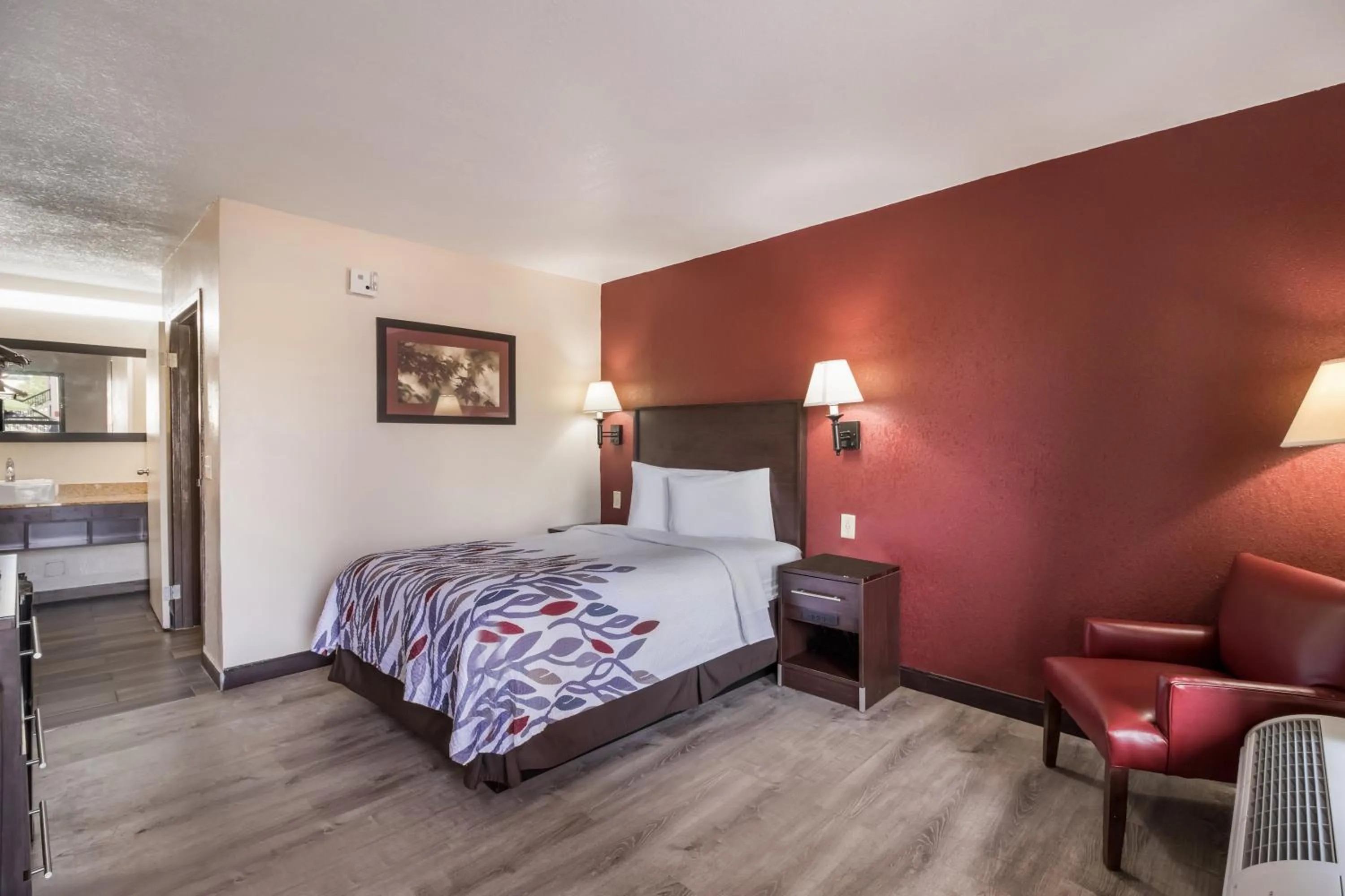 Deluxe Room with One Queen Bed Disability Access Non-Smoking in Red Roof Inn Wilmington NC