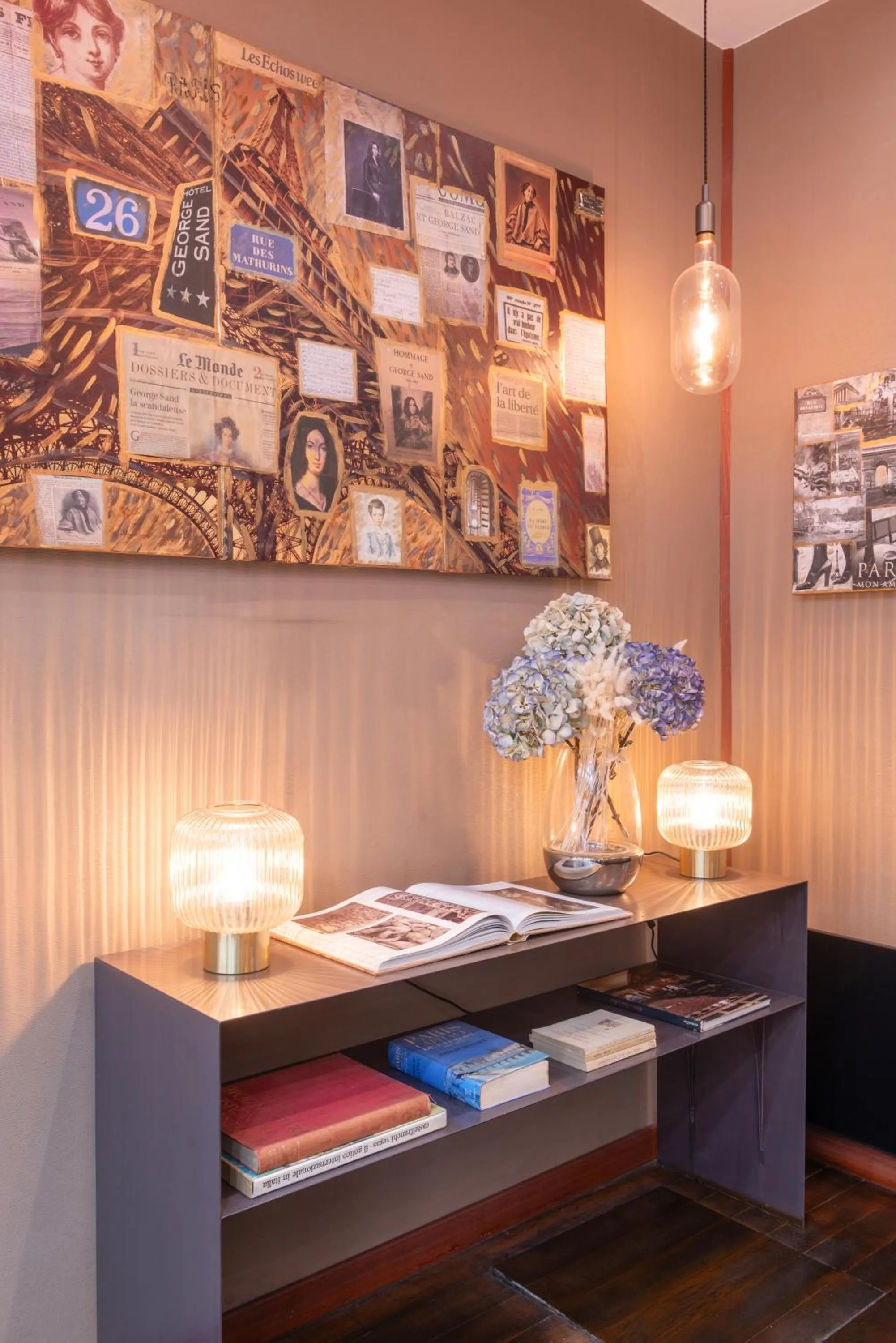 Library in Hotel George Sand Opéra Paris