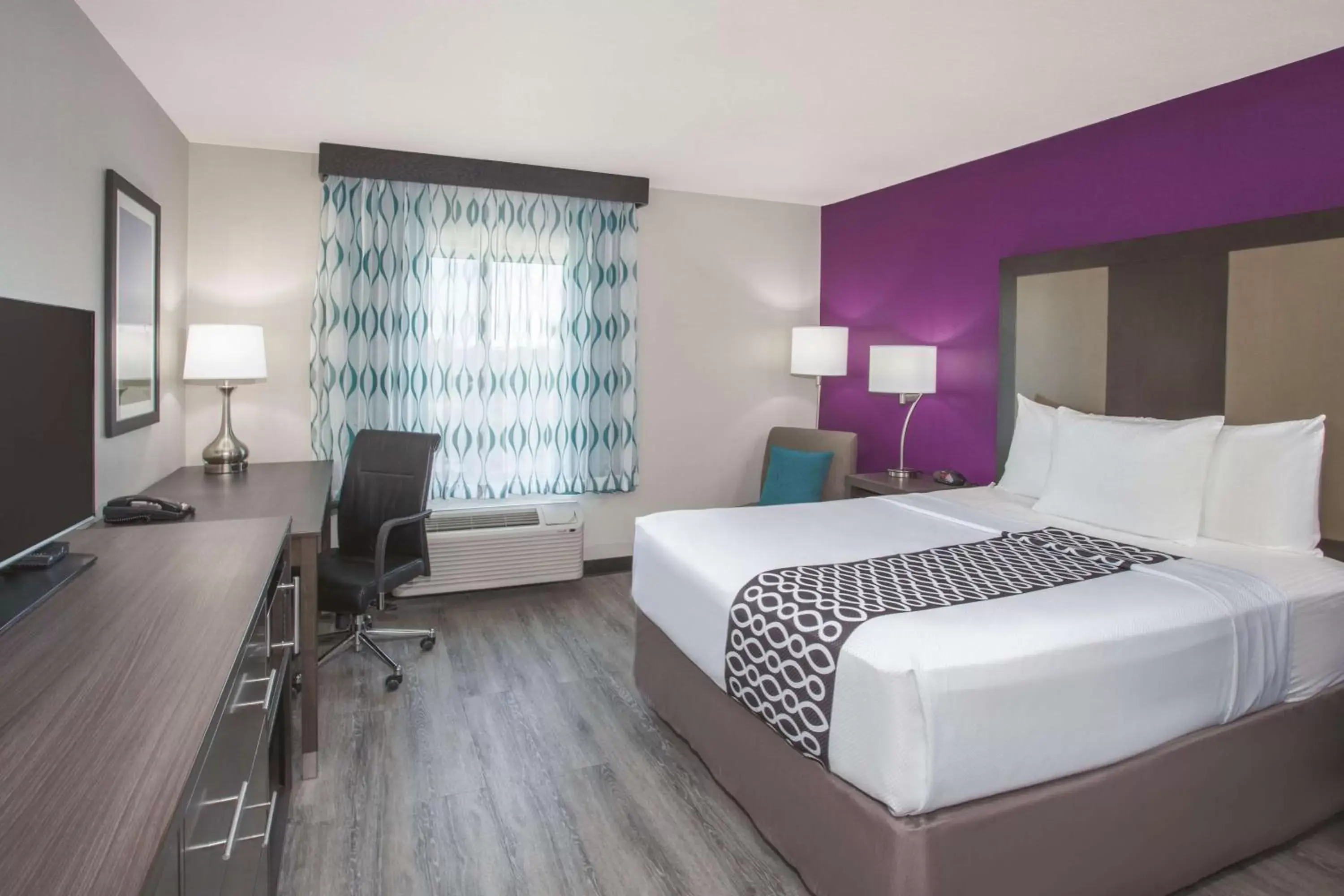 Queen Room with Roll-In Shower - Mobility Access/Non-Smoking in La Quinta by Wyndham Effingham Queen Room with Roll-In Shower - Mobility Access/Non-Smoking in La Quinta by Wyndham Effingham