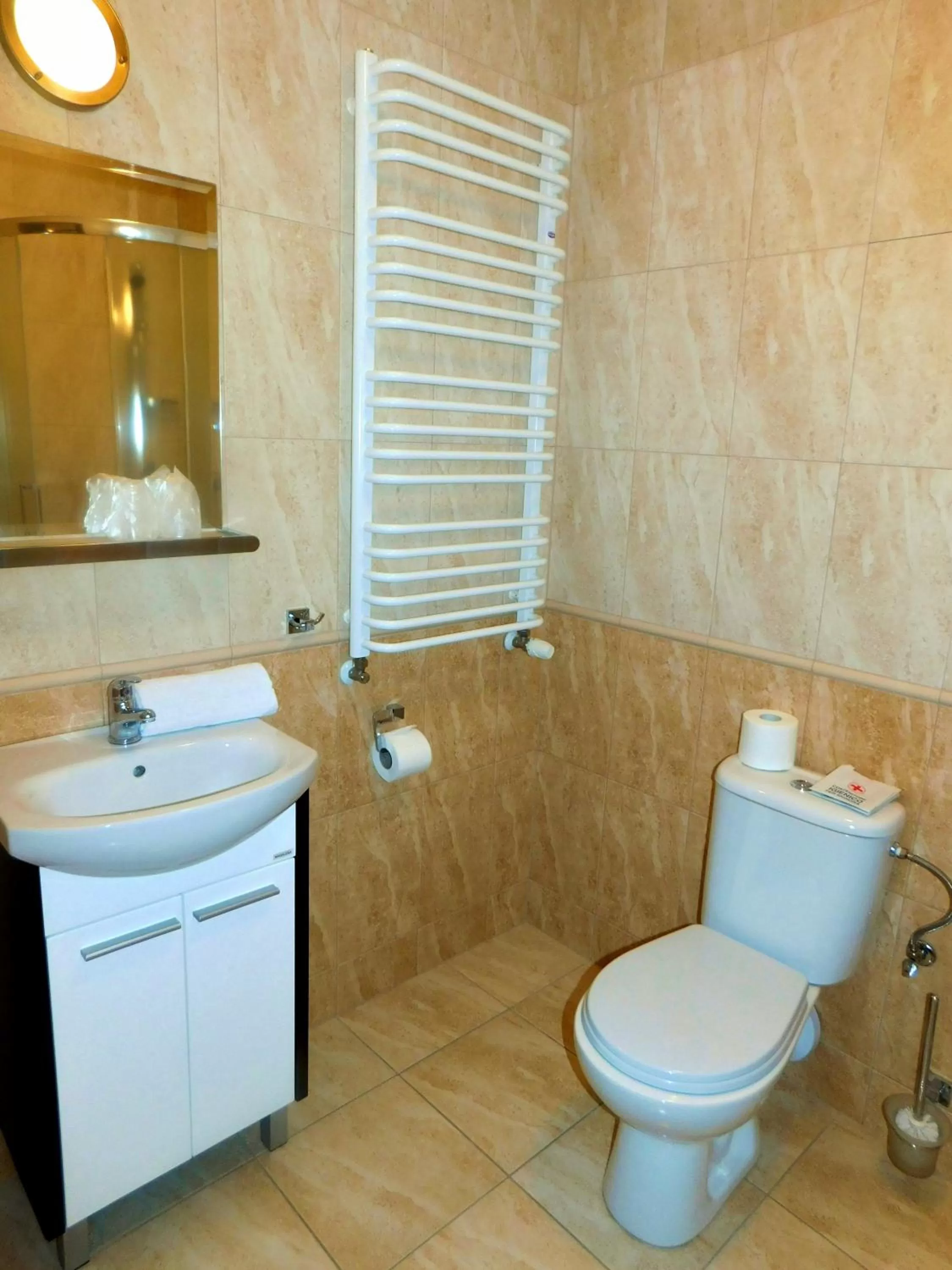 Bathroom in Hotel Świętoborzec