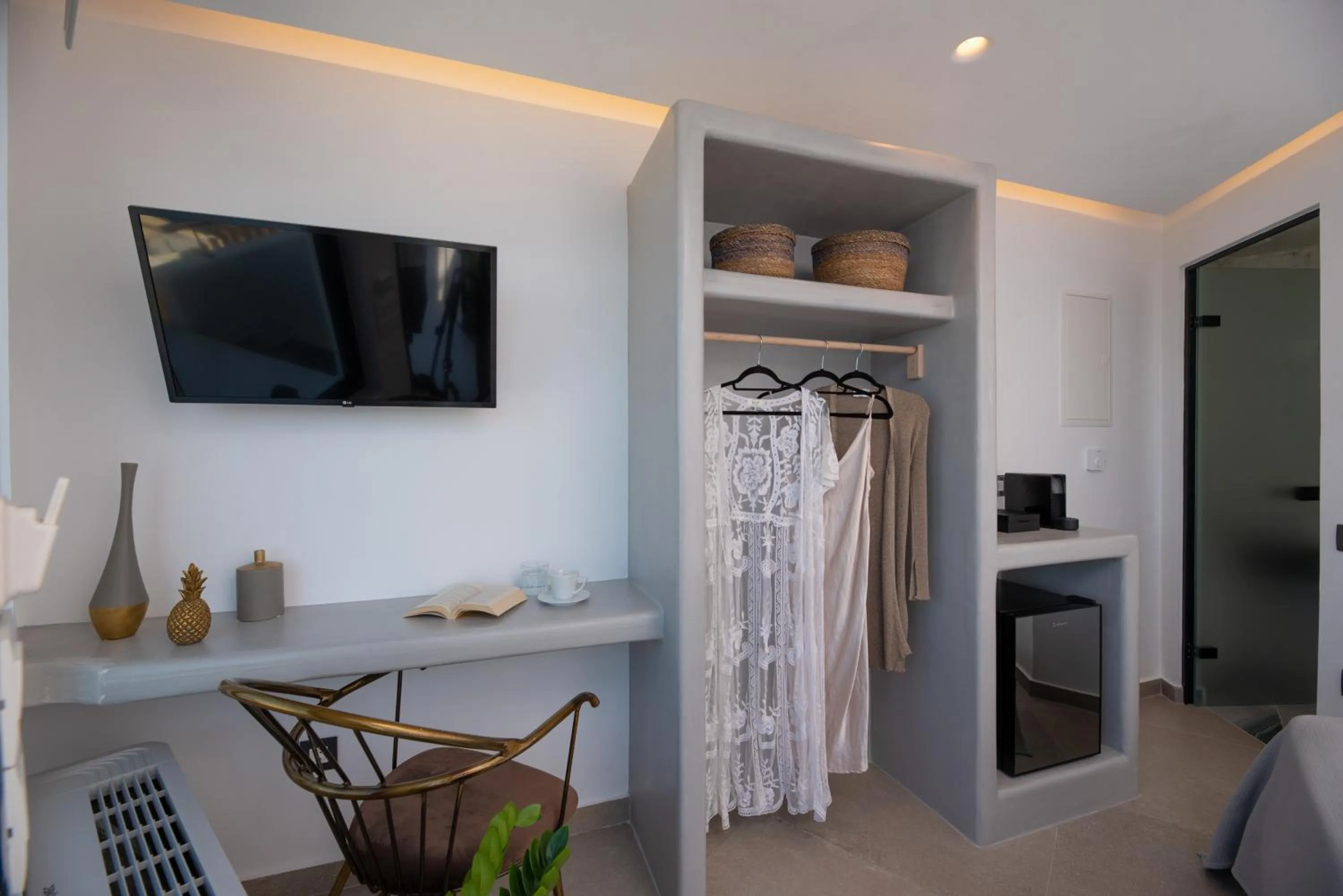 TV and multimedia in Daydream Luxury Suites