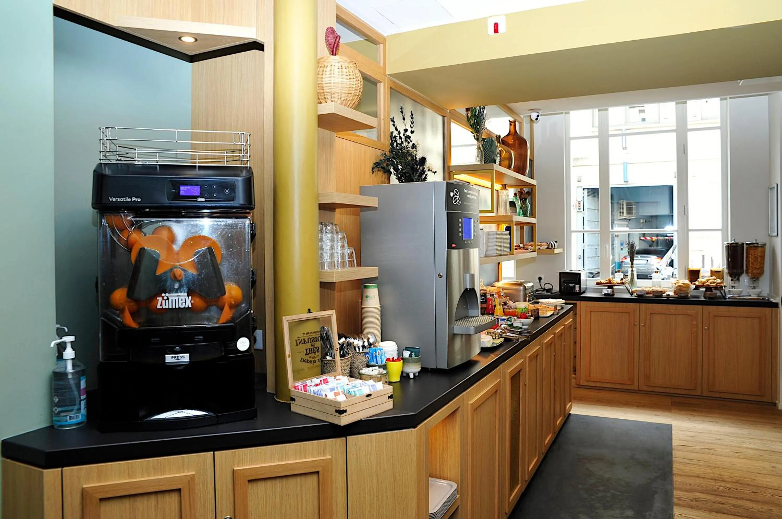 Restaurant/places to eat in ibis Styles Paris Gare De Lyon TGV