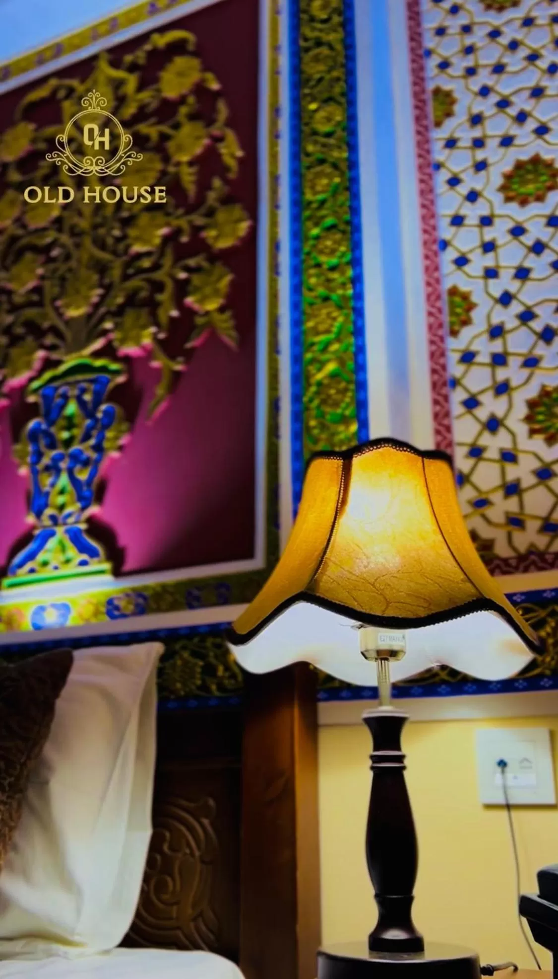 Bed, TV/Entertainment Center in Old House Hotel