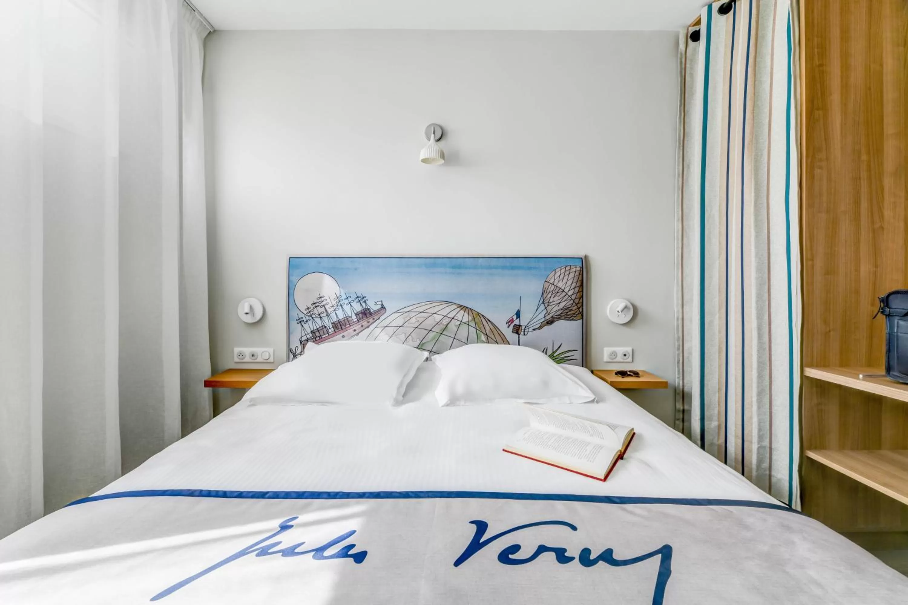 Bed in Hôtel Jules Verne Biarritz