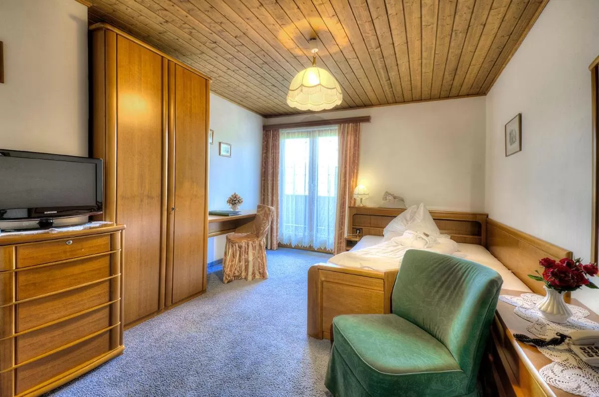 Photo of the whole room, Seating Area in Hotel Häuserl im Wald