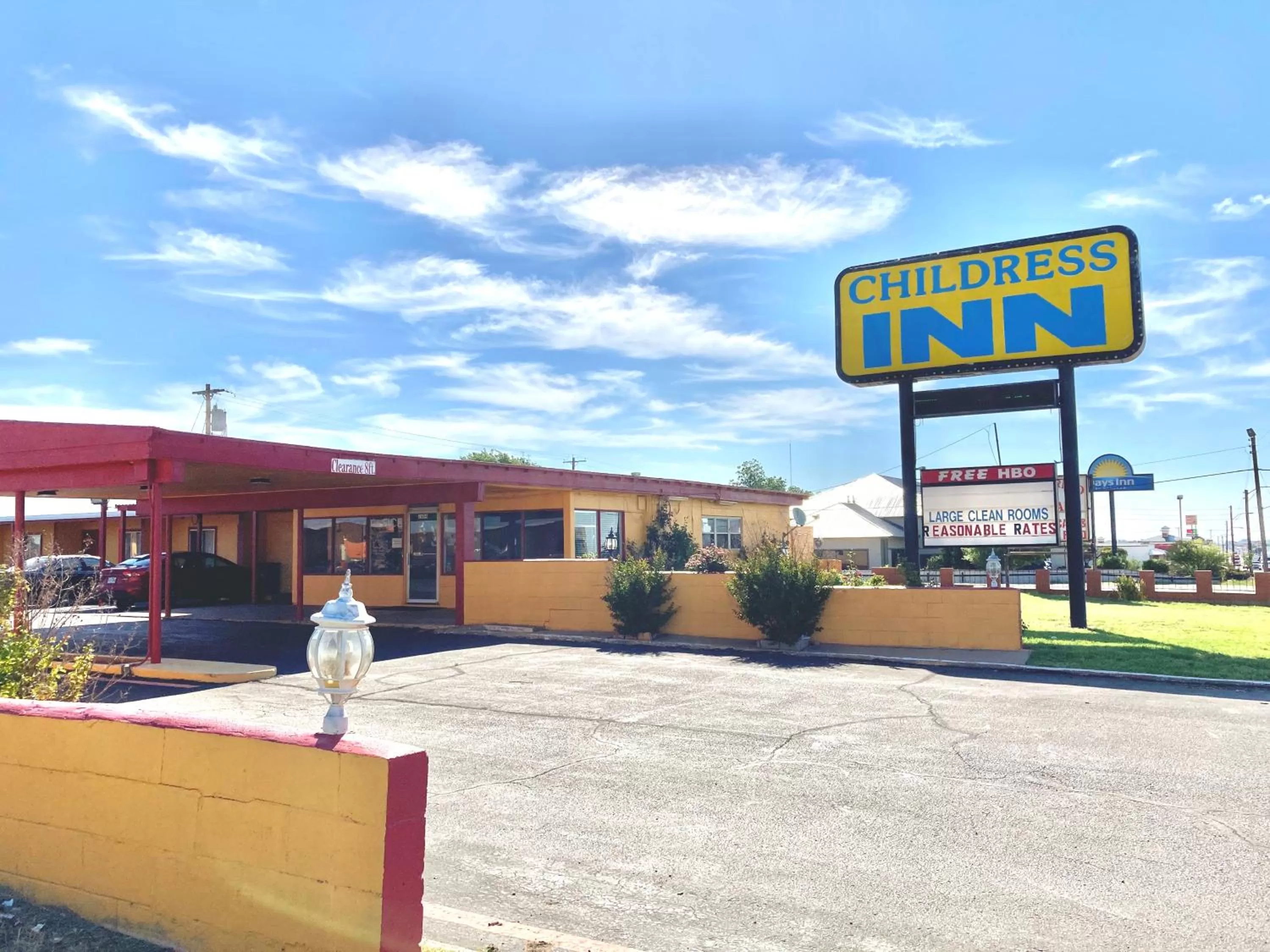 Facade/entrance in Childress Inn