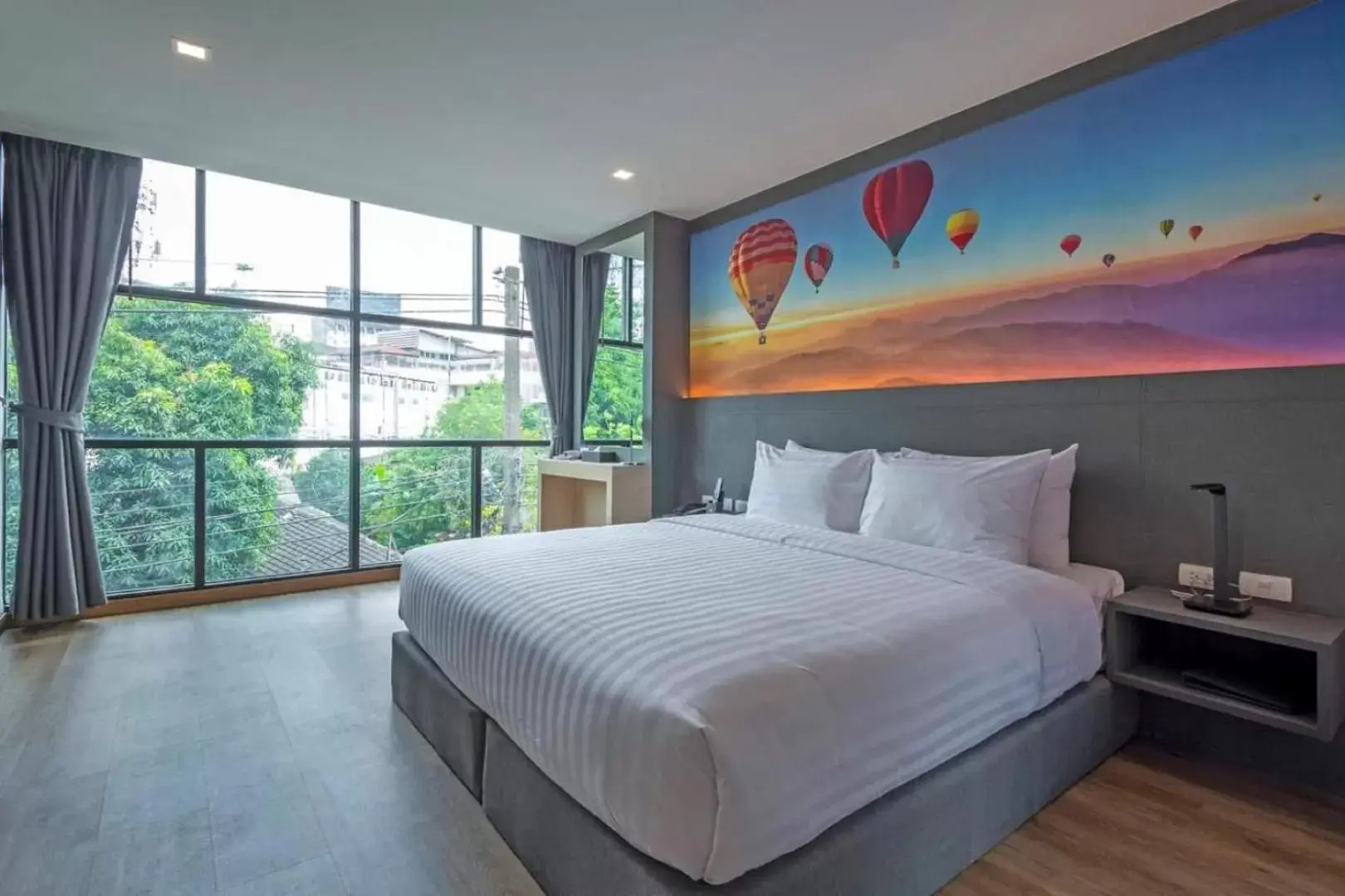 Deluxe Double Room with City View - single occupancy in Hyde Park Hotel Bangkok Deluxe Double Room with City View - single occupancy in Hyde Park Hotel Bangkok