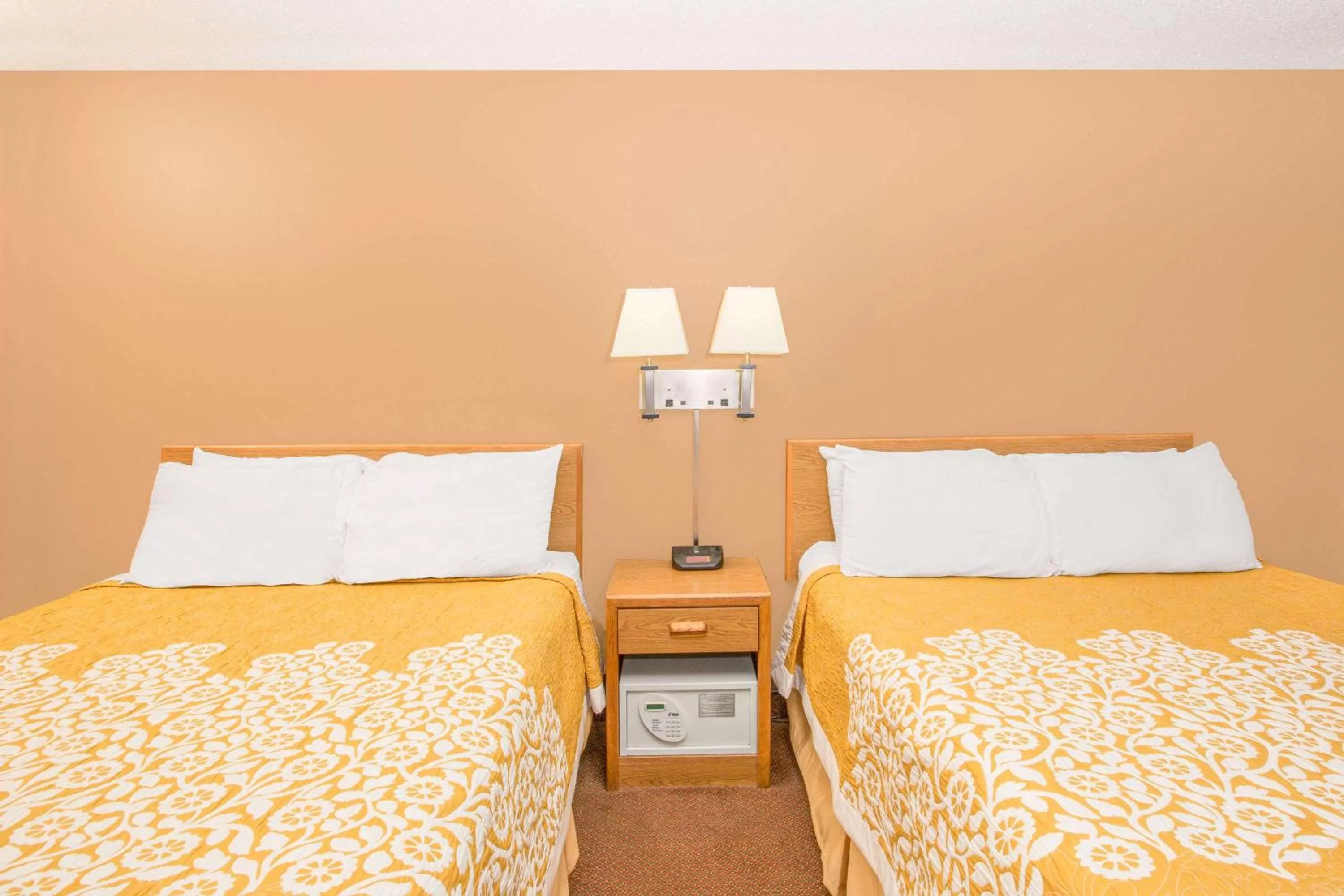 Photo of the whole room, Bed in Days Inn by Wyndham Worthington