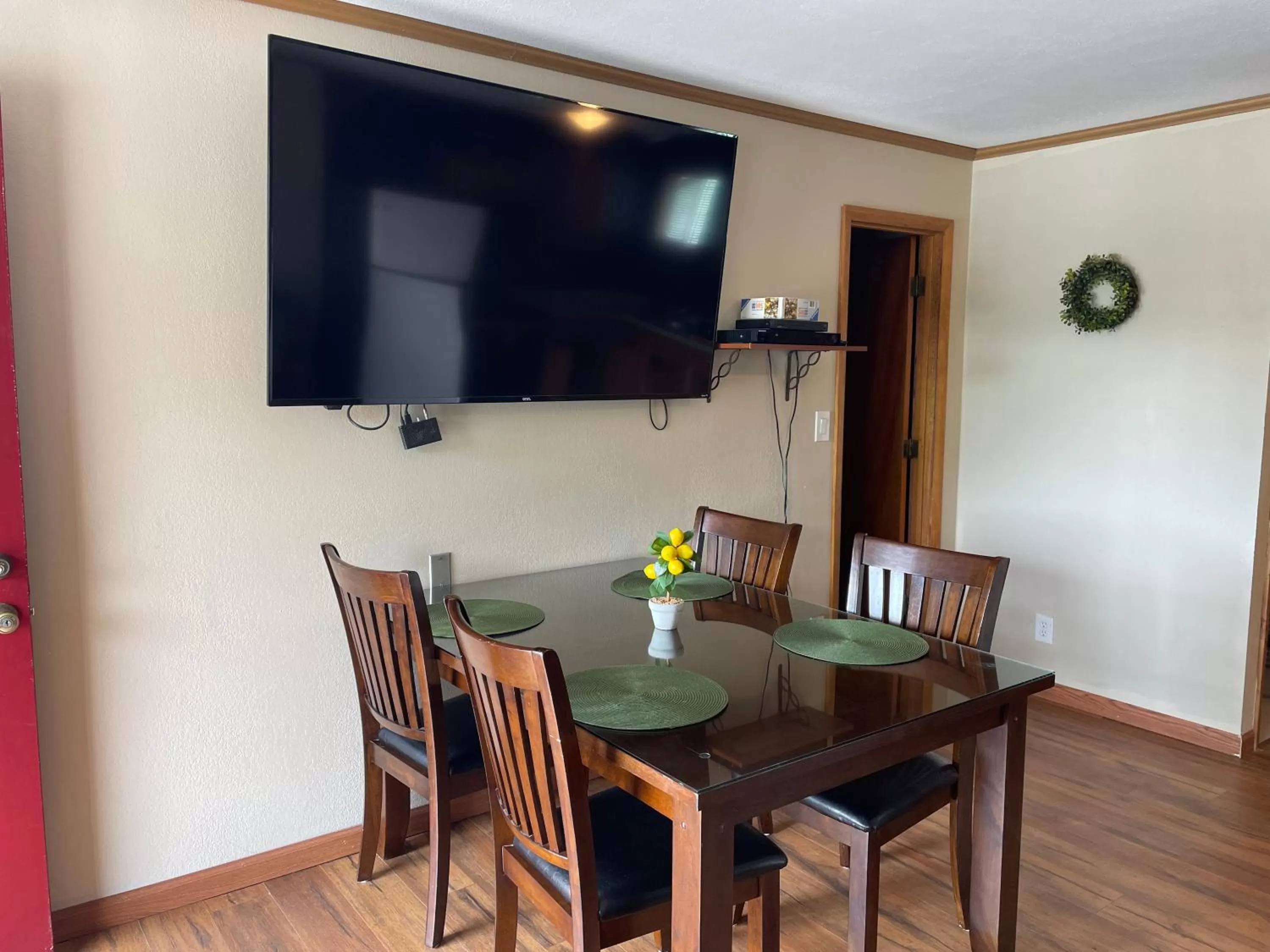 TV and multimedia in Hunter's Friend Resort near Table Rock Lake