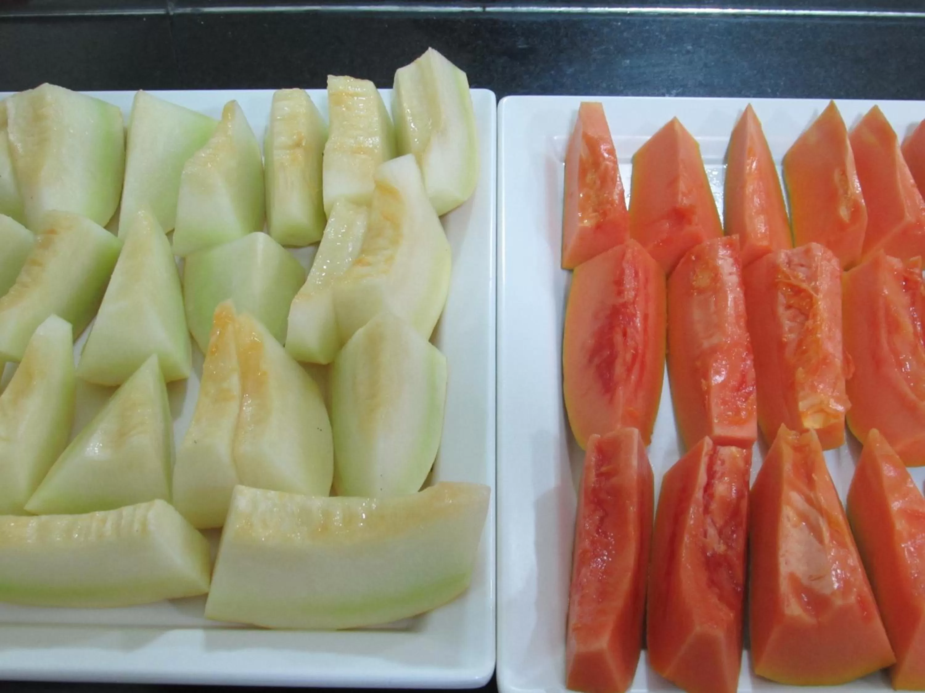 Food in Hotel Monteneve a 2 minutos do Bom Retiro, a 8 minutos da 25 de Março a 100 metros da estação de trem para Aeroporto Internacional de Guarulhos