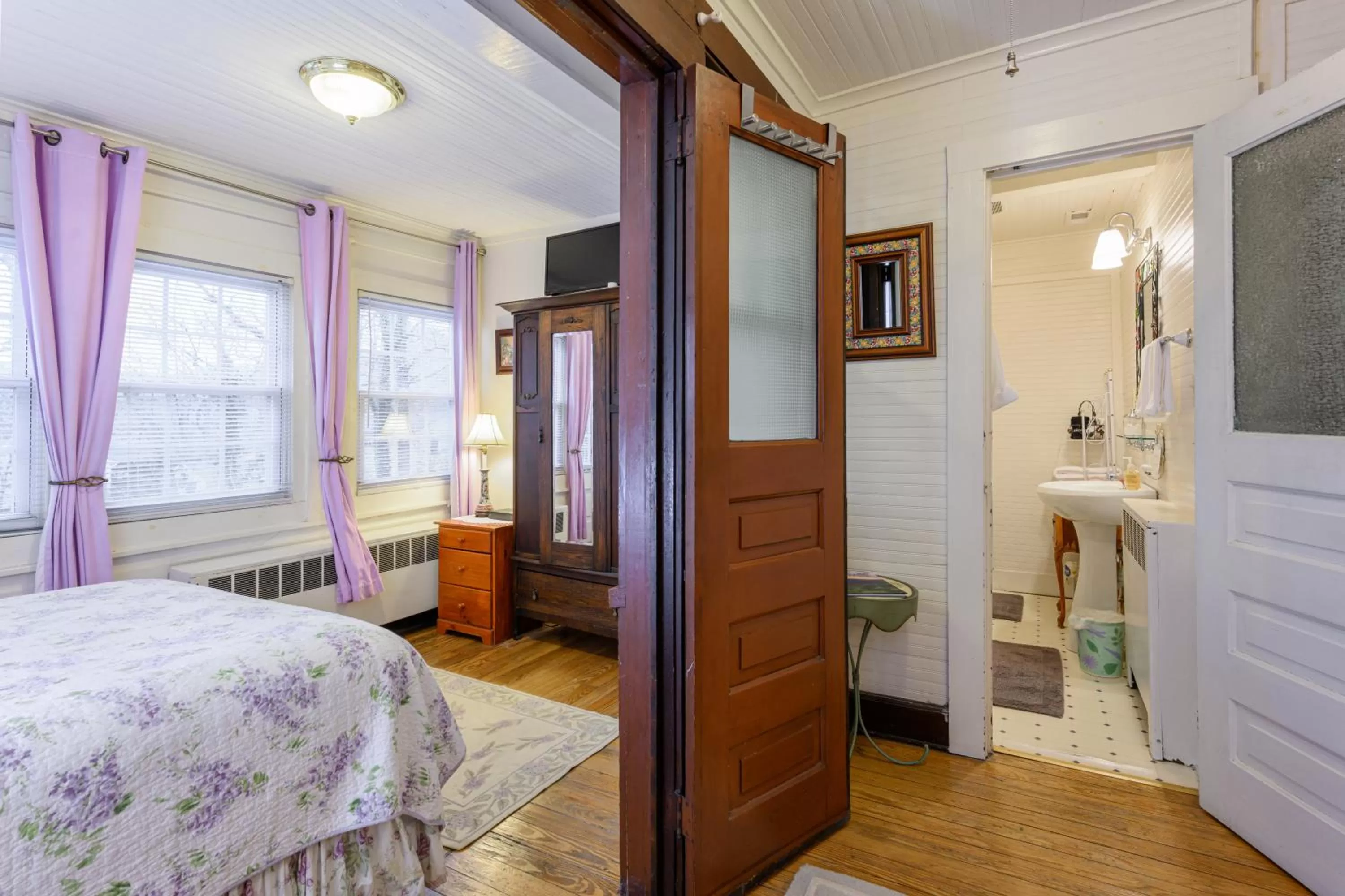 Bed in Oakland Cottage Bed and Breakfast