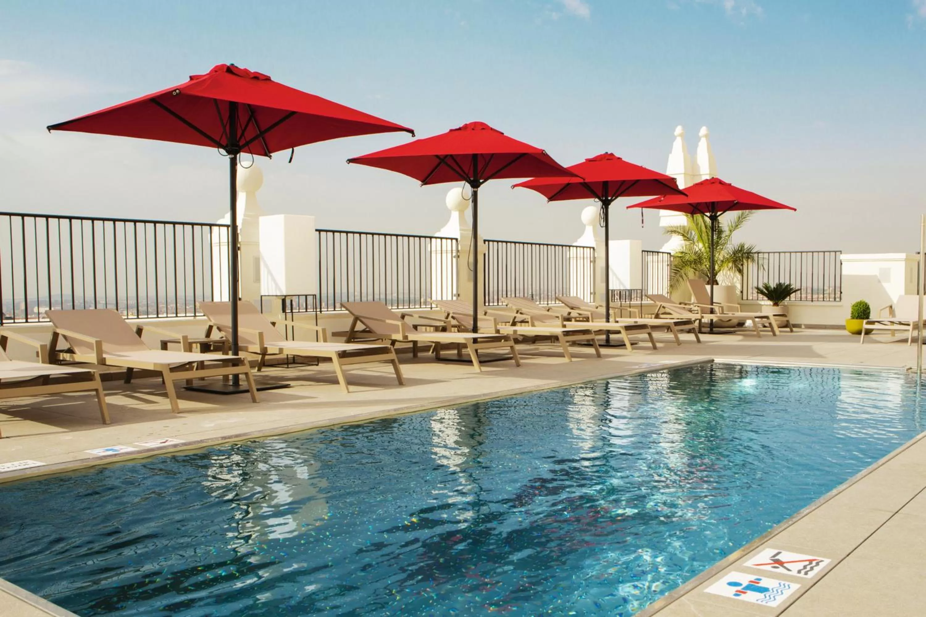 Swimming pool in Riu Plaza España