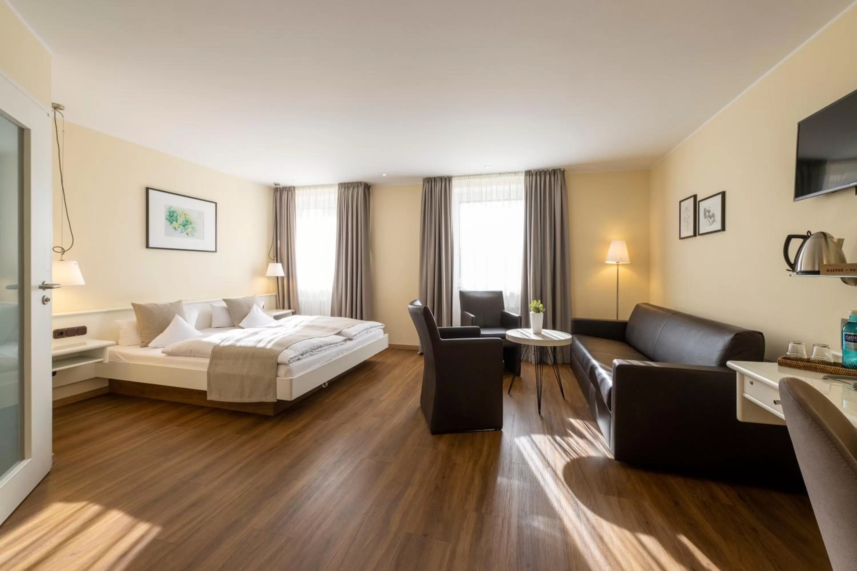 Photo of the whole room, Bed in Hotel Deutscher Hof