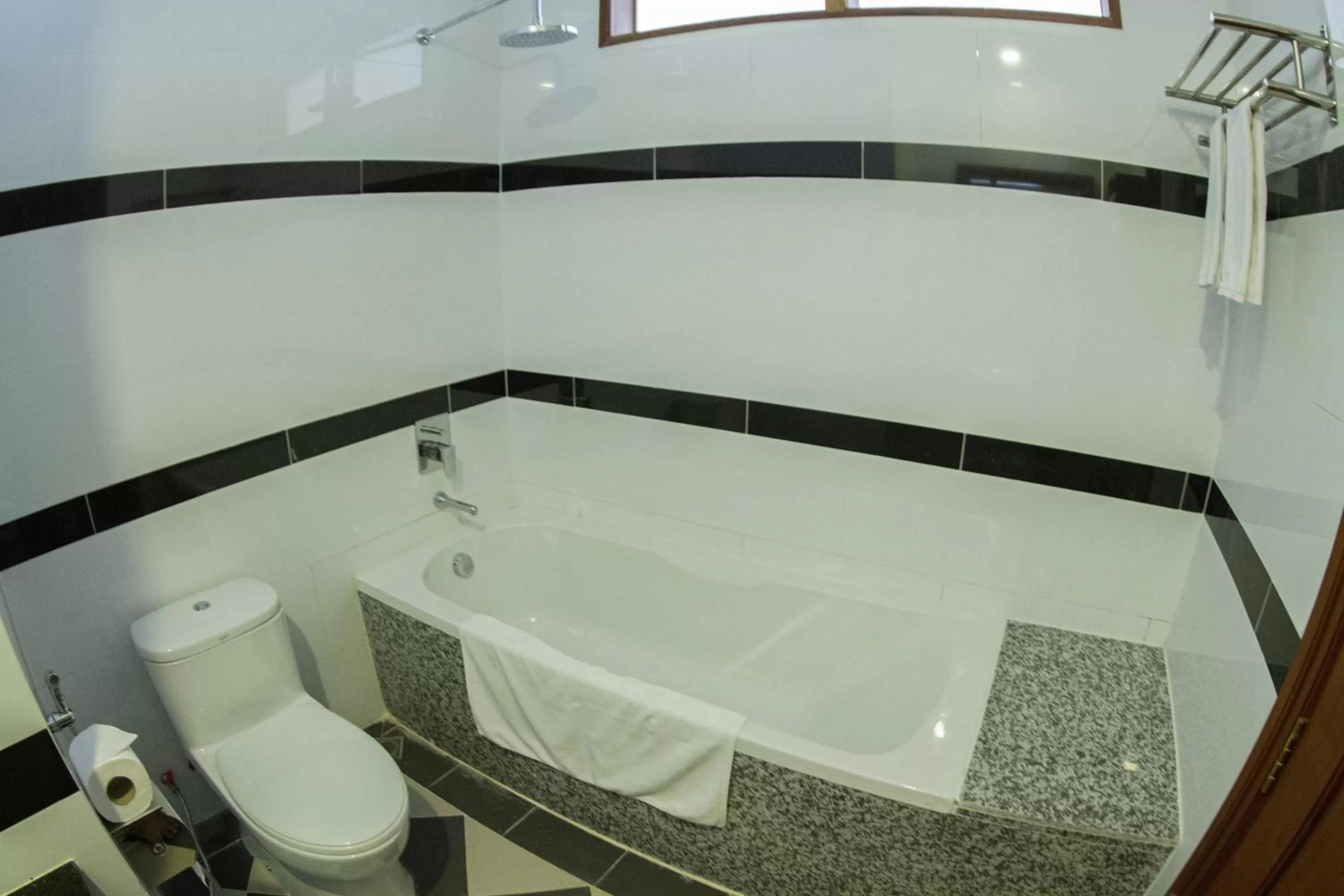 Bathroom in Kampong Thom Palace Hotel