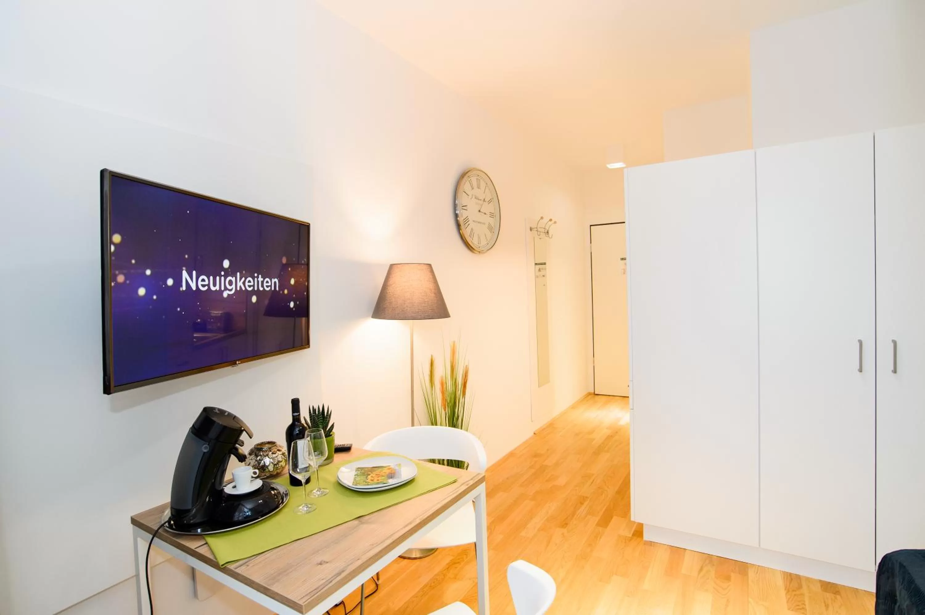 Dining area, TV/Entertainment Center in Apart Hotel Messe Munich - my room Apartments