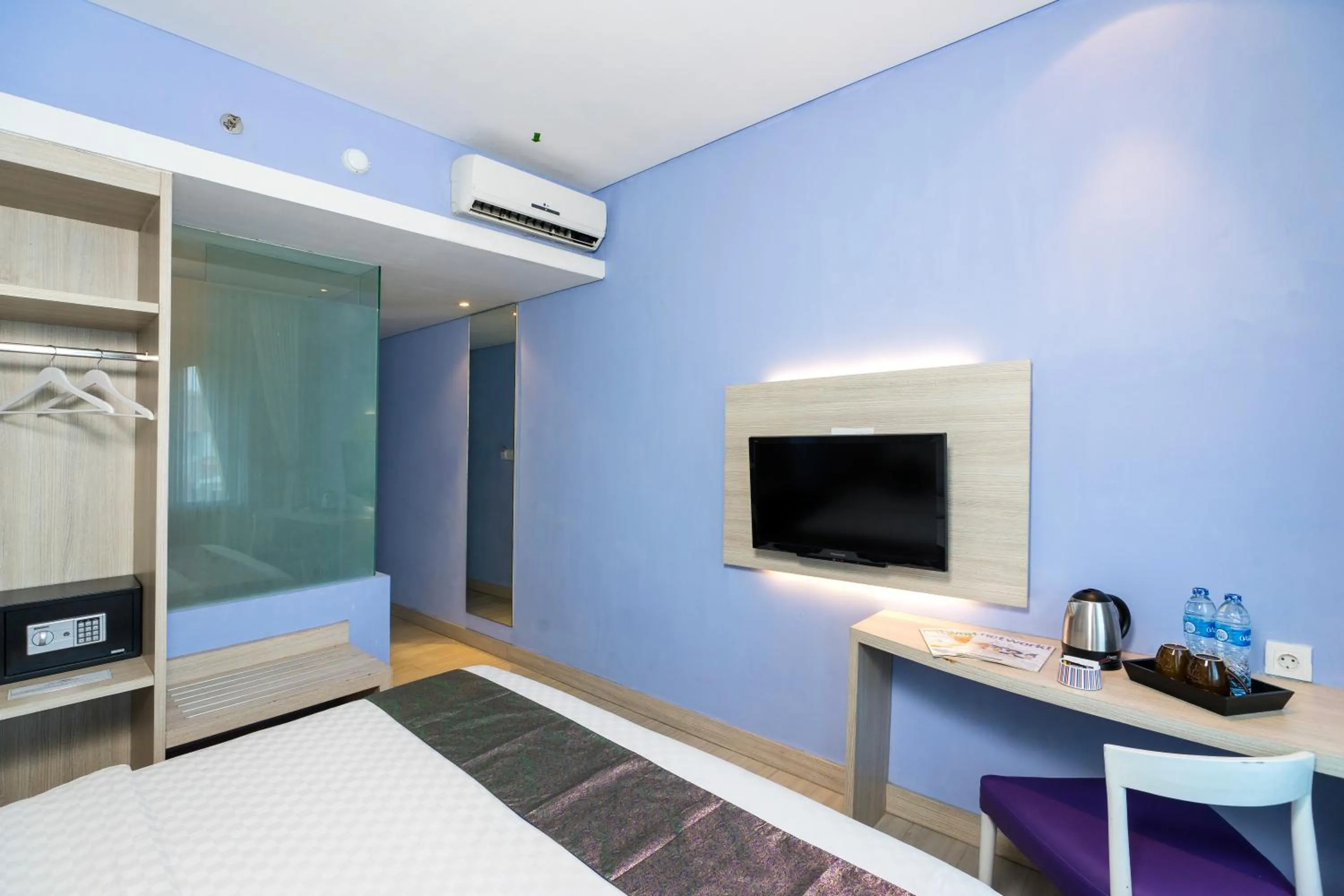 TV and multimedia, Bed in Royal City Hotel Jakarta
