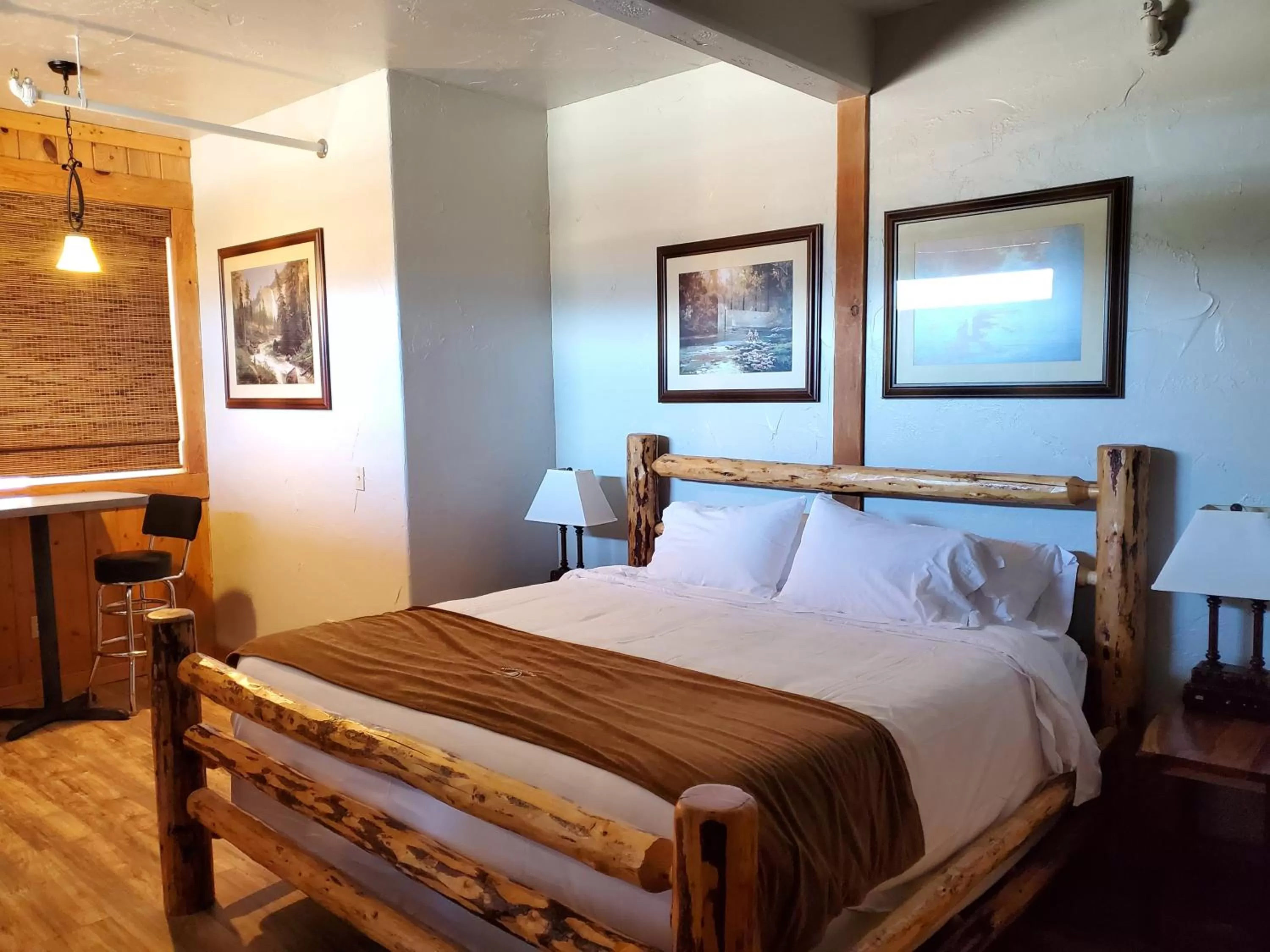 Bedroom, Bed in Buffalo Lodge of Bigfork