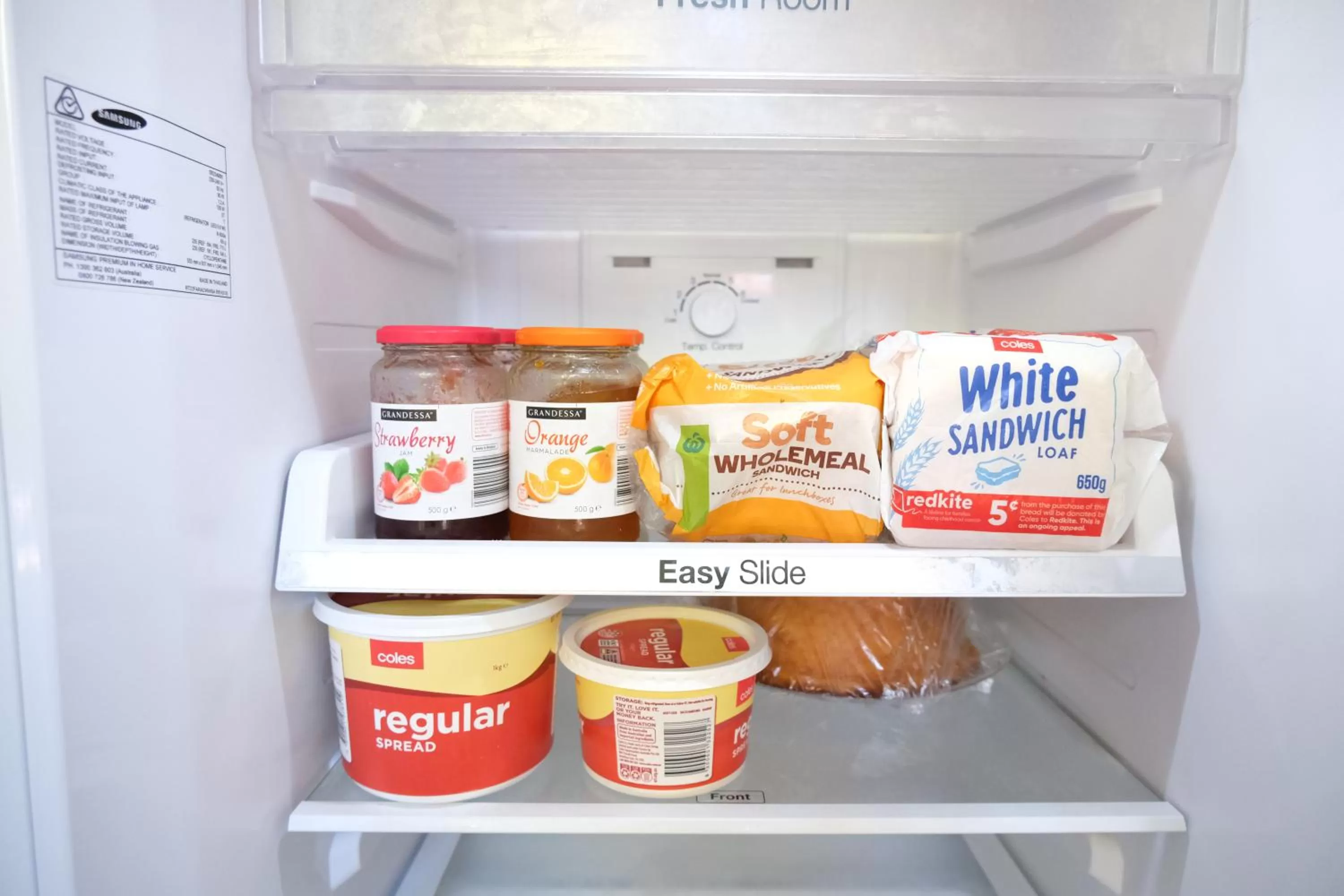 Communal kitchen in Sapphire Palms Motel