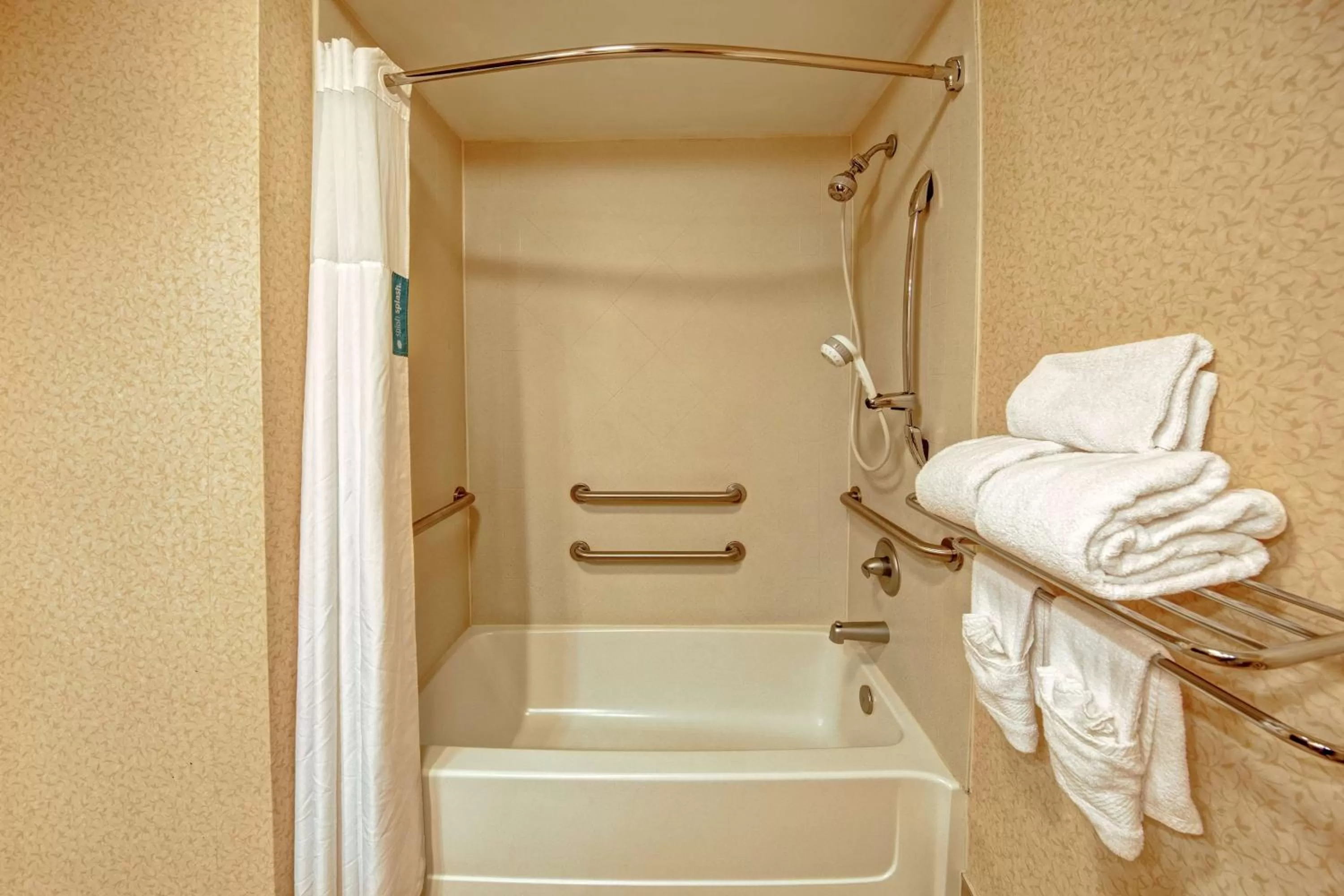King Room with Bath Tub - Mobility/Hearing Accessible - Non-Smoking in Hampton Inn Ashland