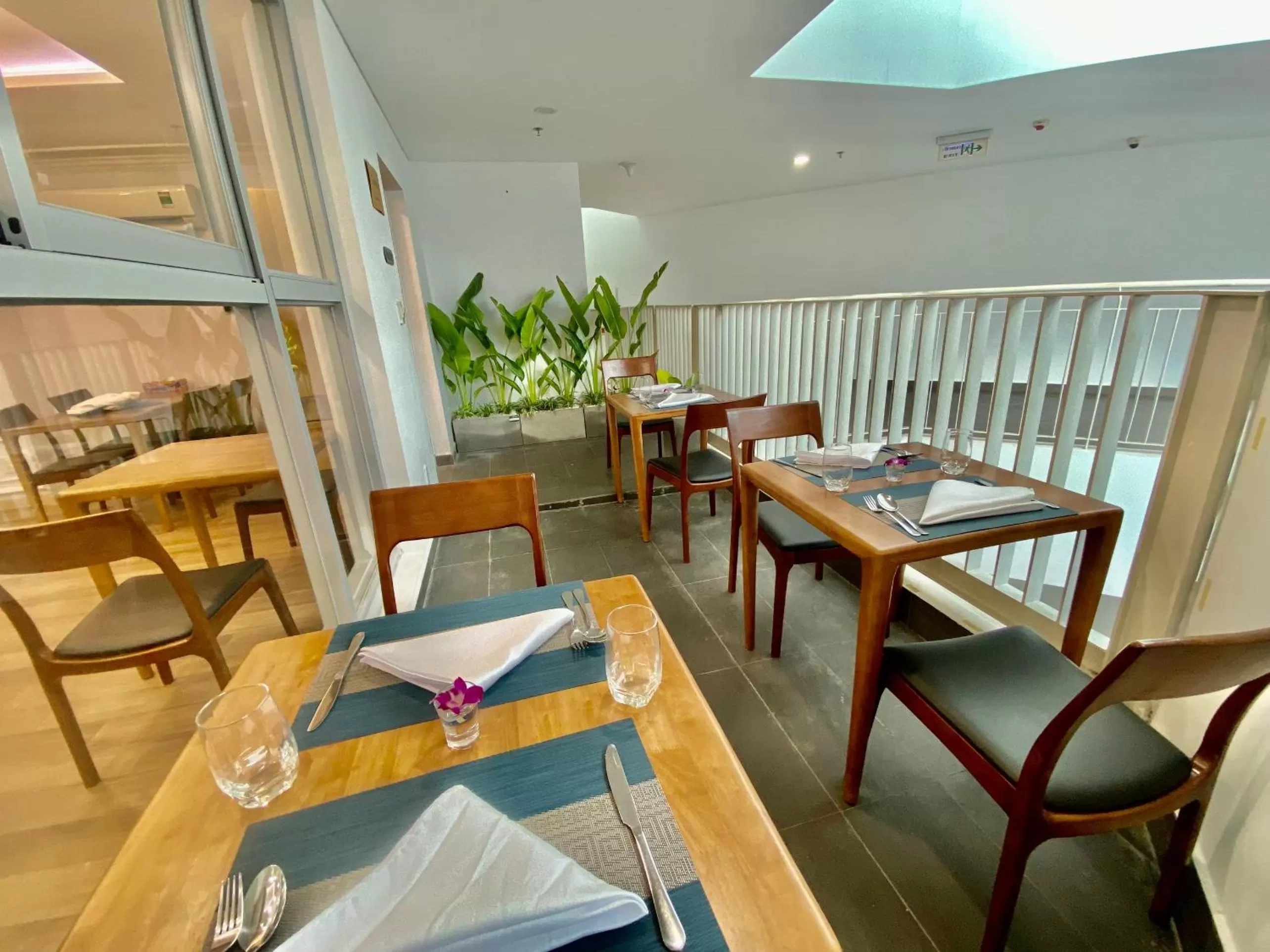 Restaurant/Places to Eat in Convinia Apartment