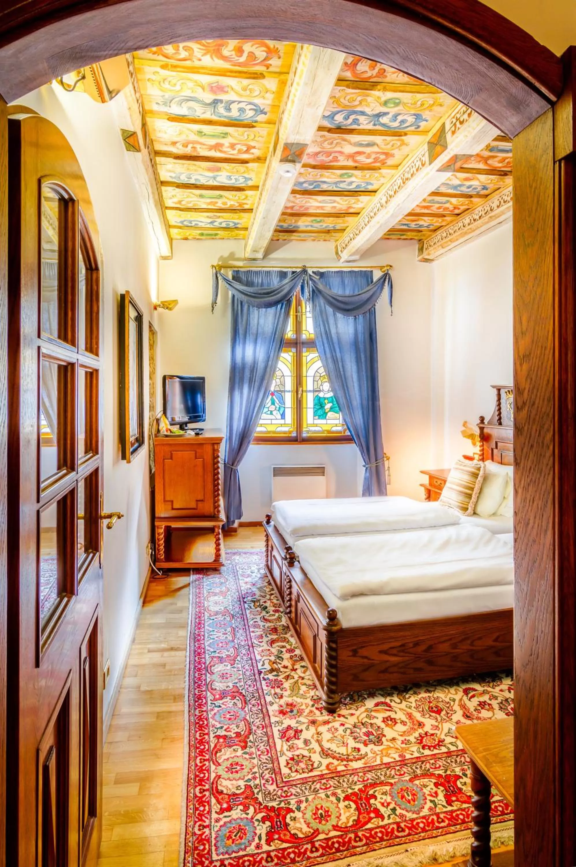 Photo of the whole room, Bed in The King Charles