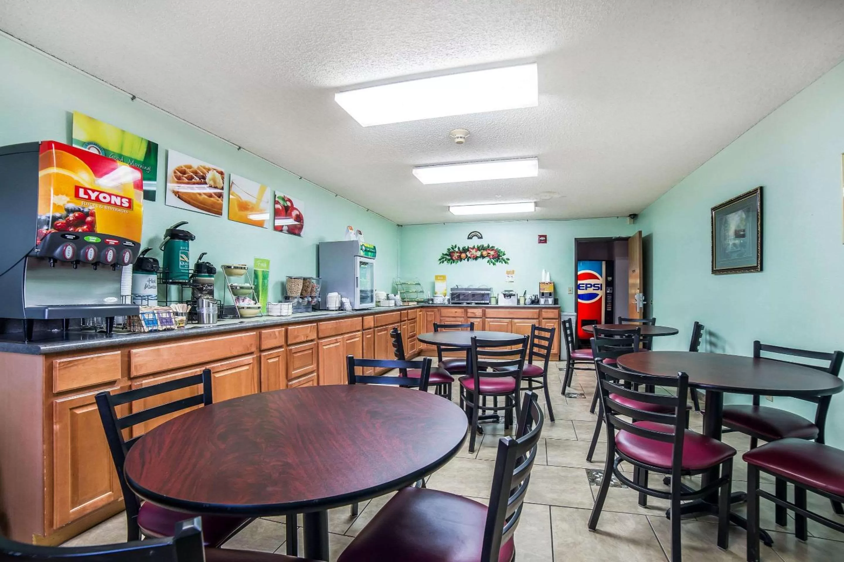 Restaurant/places to eat in FairBridge Inn & Suites Sunnyside