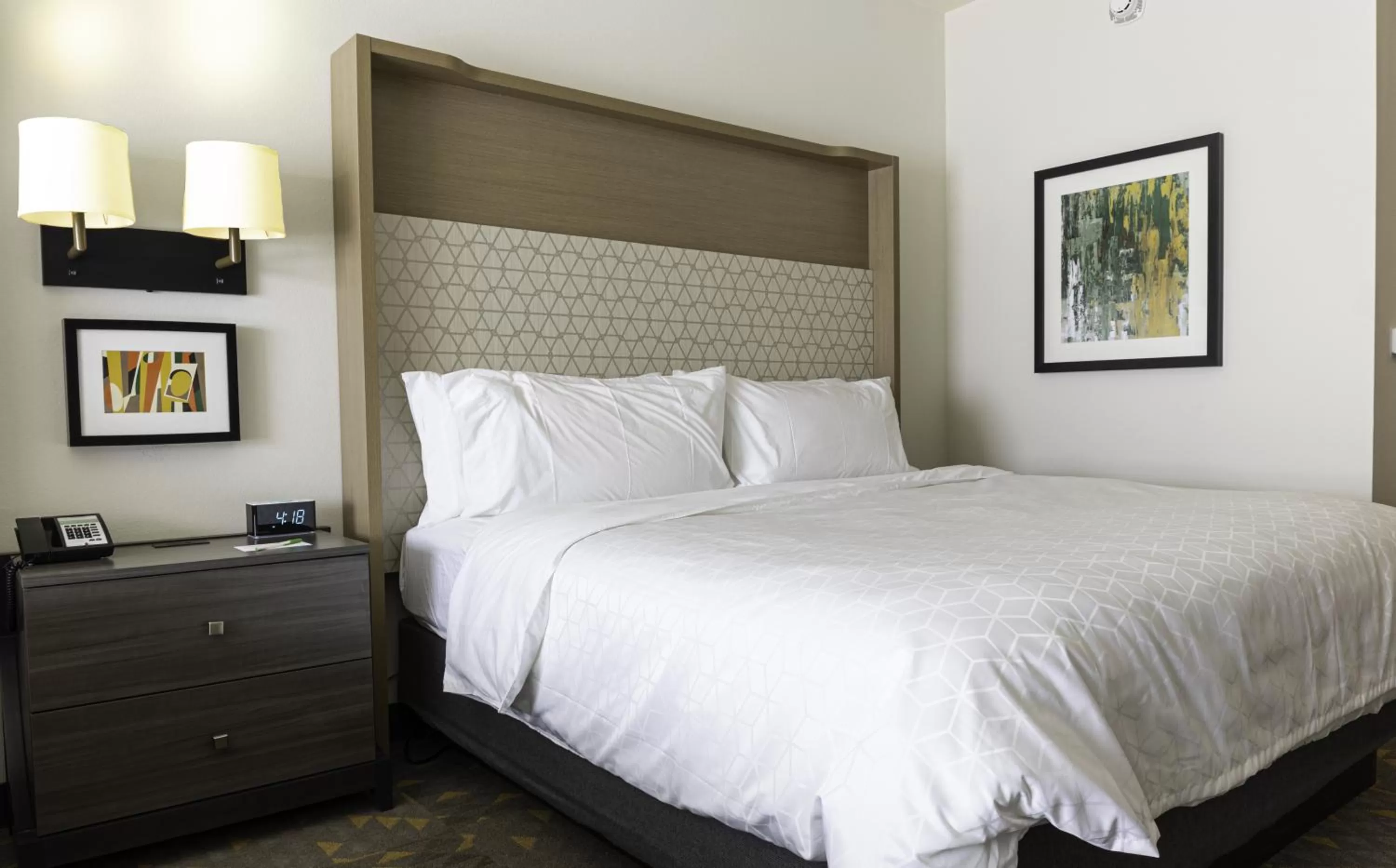 Bed in Holiday Inn Glendale - Stadium & Ent Dist by IHG