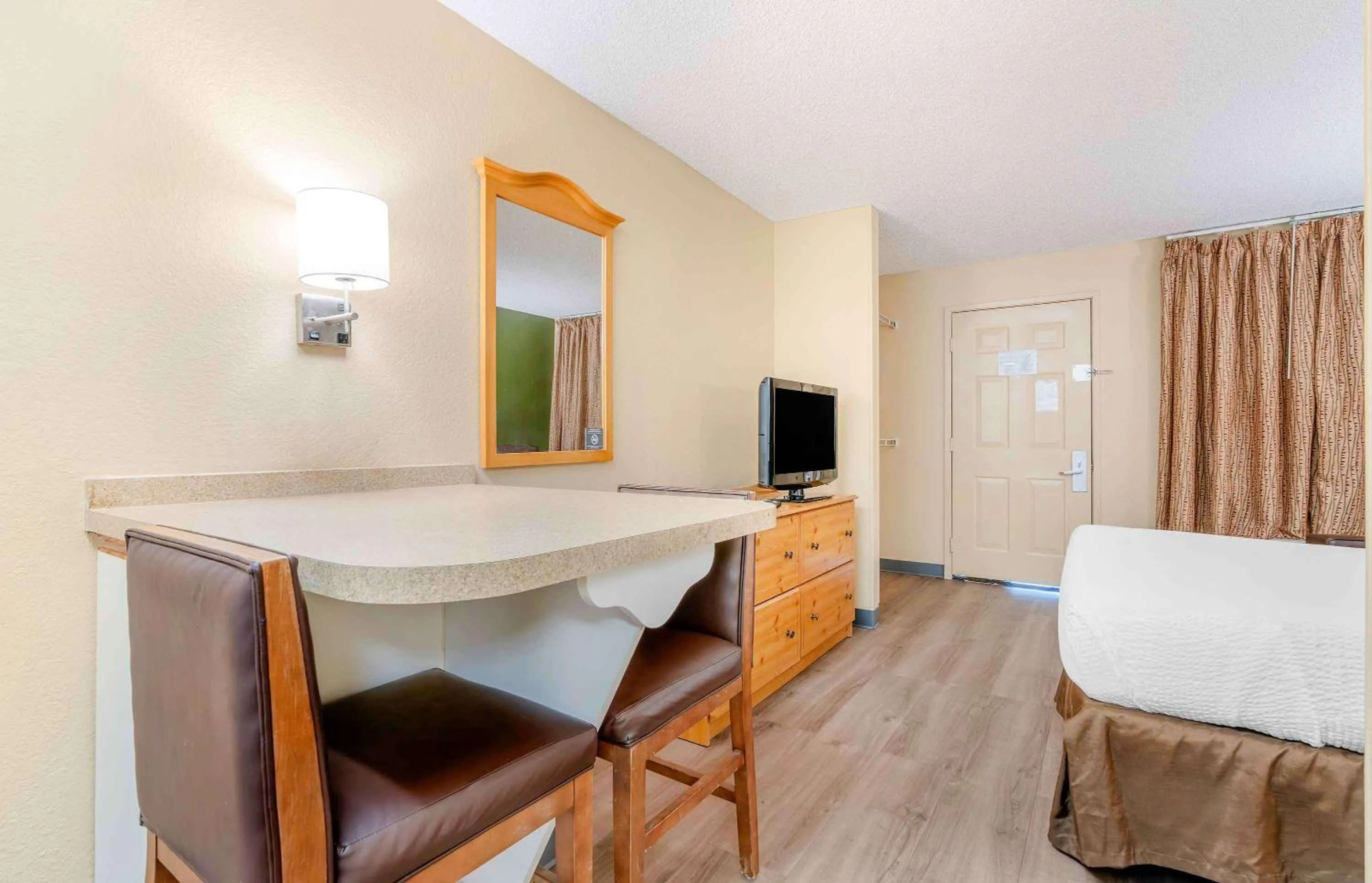 Bedroom, Bed in Extended Stay America Suites - Portland - Tigard