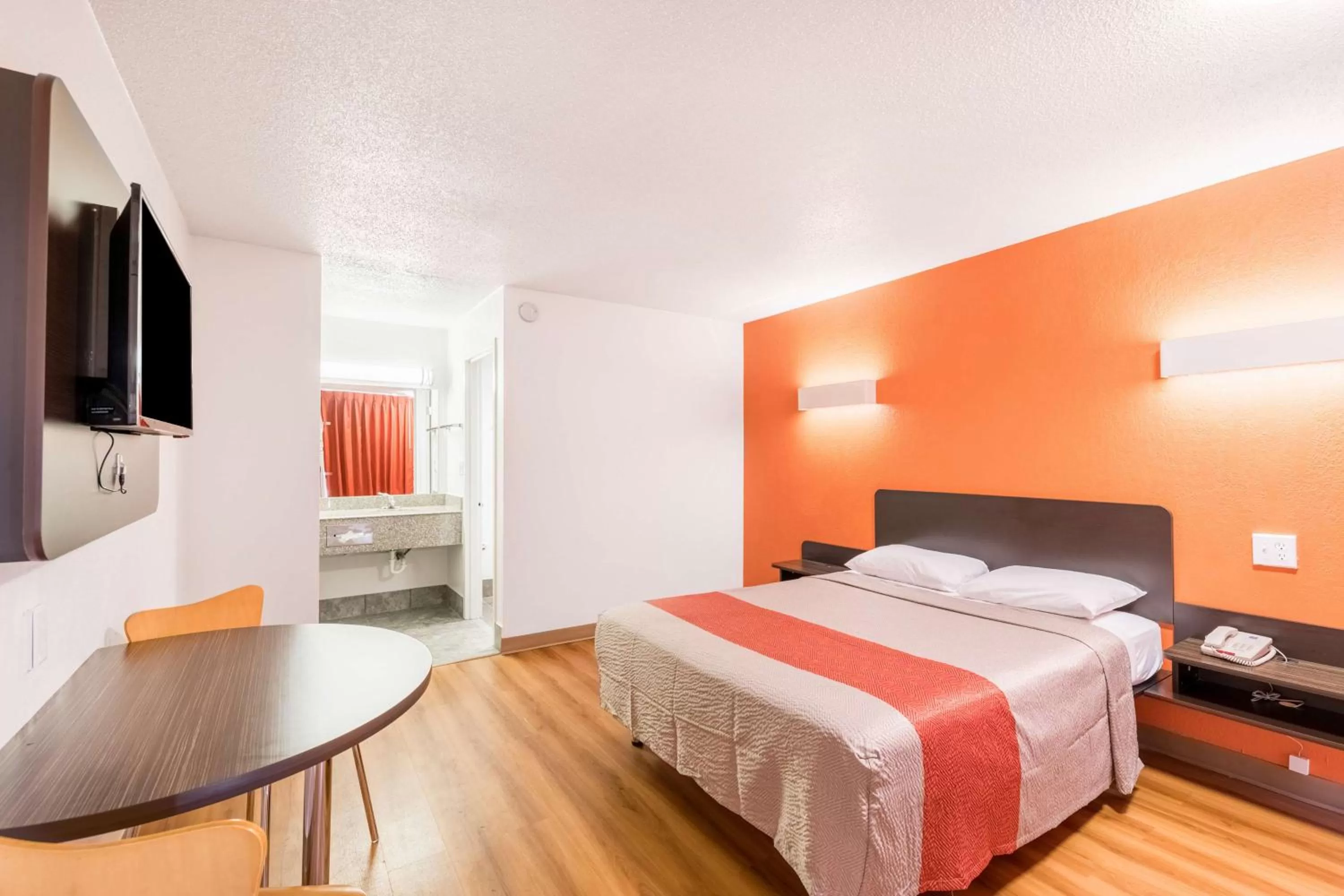 TV and multimedia, Bed in Motel 6-Oklahoma City, OK - Bricktown