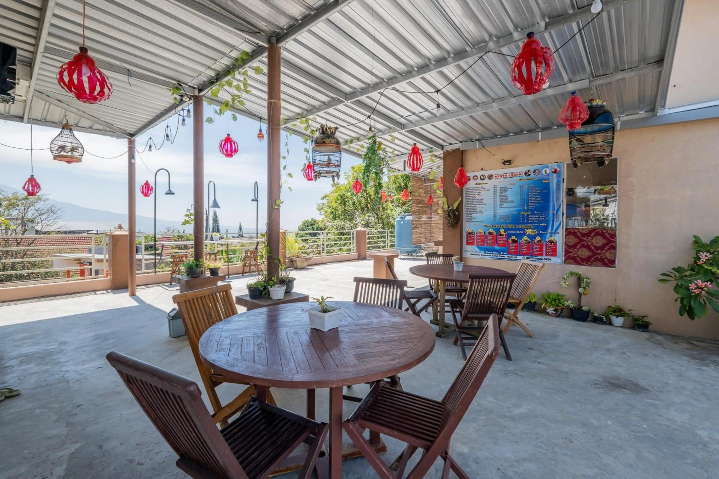 Dining area in RedDoorz Syariah near Batu Night Spectacular